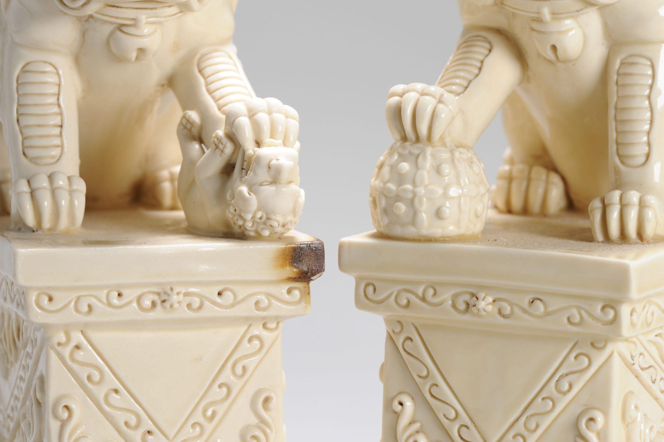 Cinese Set di 2 deliziose sculture Dehua Blanc de Chine Foo Lions, 20° secolo in vendita