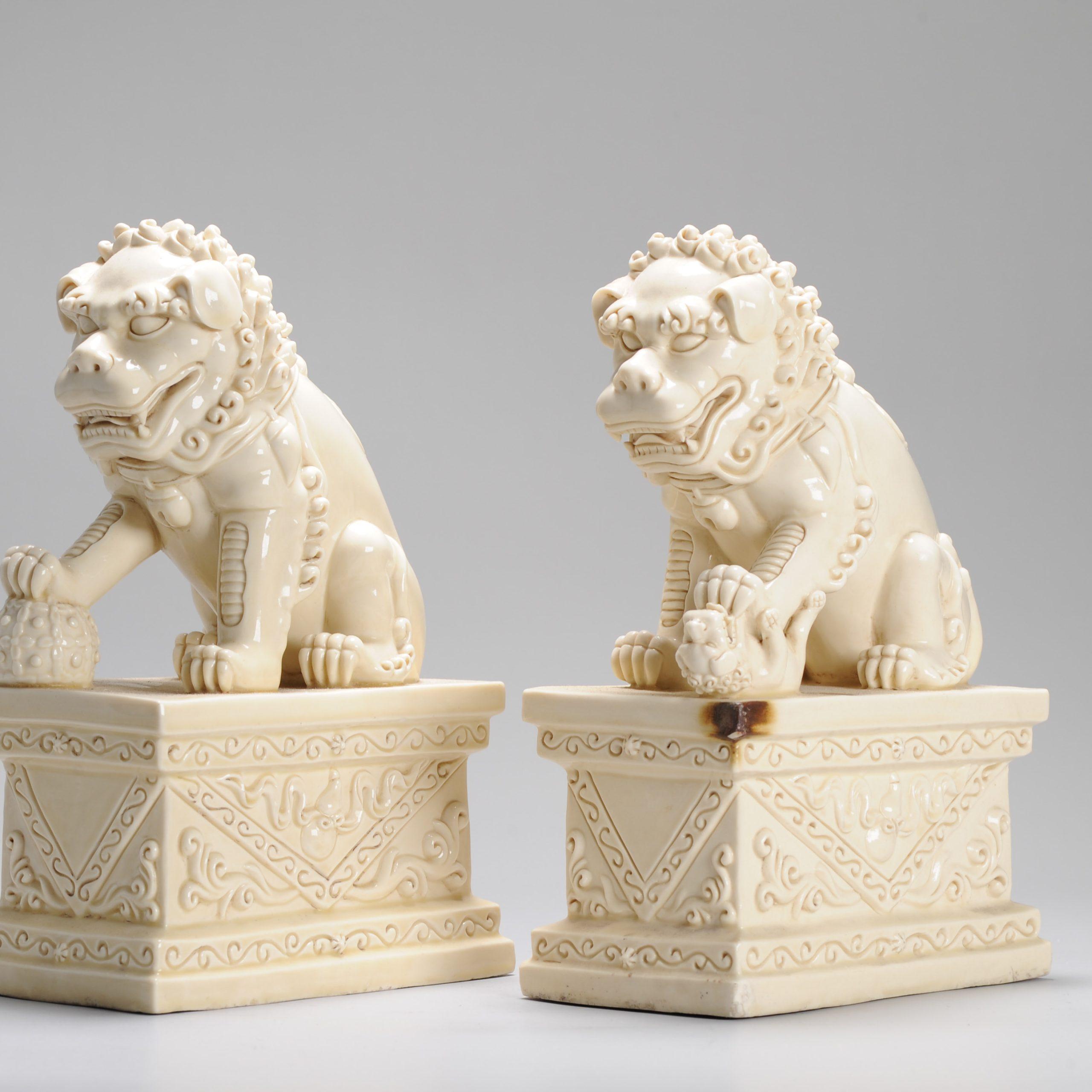 Set di 2 deliziose sculture Dehua Blanc de Chine Foo Lions, 20° secolo In condizioni buone in vendita a Amsterdam, Noord Holland