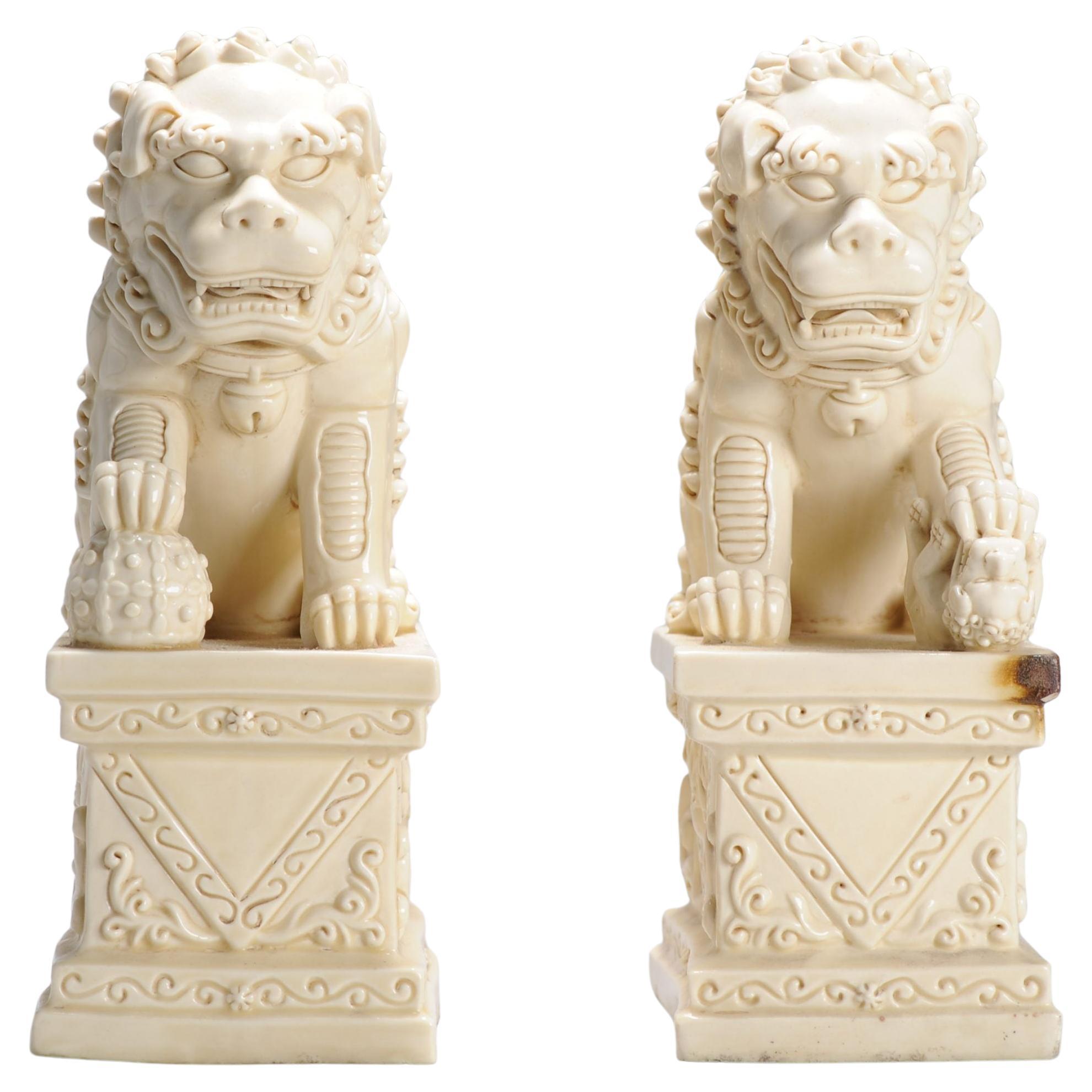 Lote de 2 Preciosas Esculturas de Leones de Foo Dehua Blanc de Chine, Siglo XX
