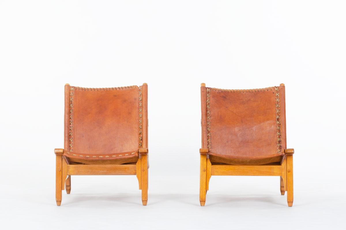 Paire de fauteuils de Werner Biermann pour Arte Sano dans les années 60 en Colombie
Structure à quatre pieds en teck, 
L'assise et le dossier sont réalisés en cuir tendu marron et attachés par des bandes de cuir beige.
Une patine d'époque étonnante,