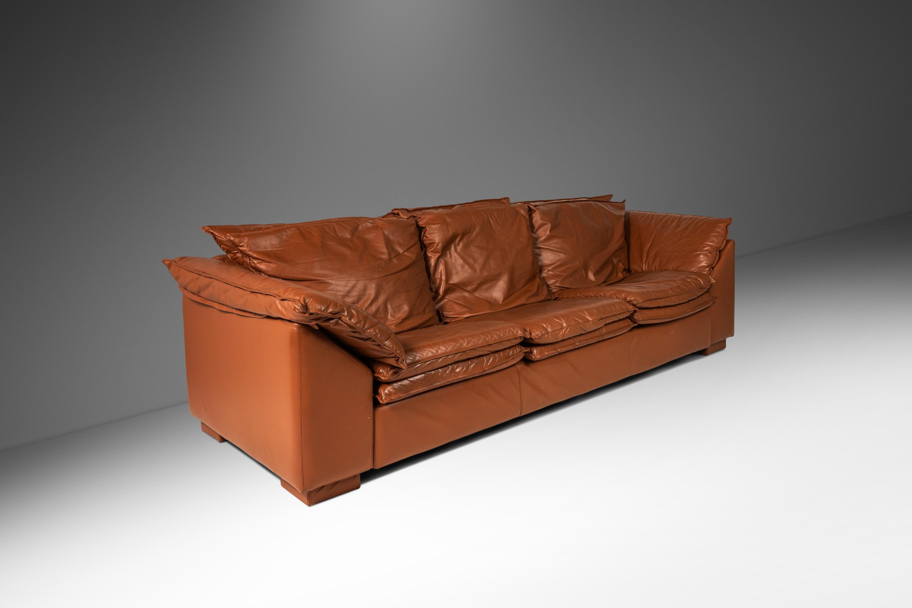 Aussi confortable qu'attrayant visuellement, cet ensemble de canapés à profil bas, conçu d'après le canapé 