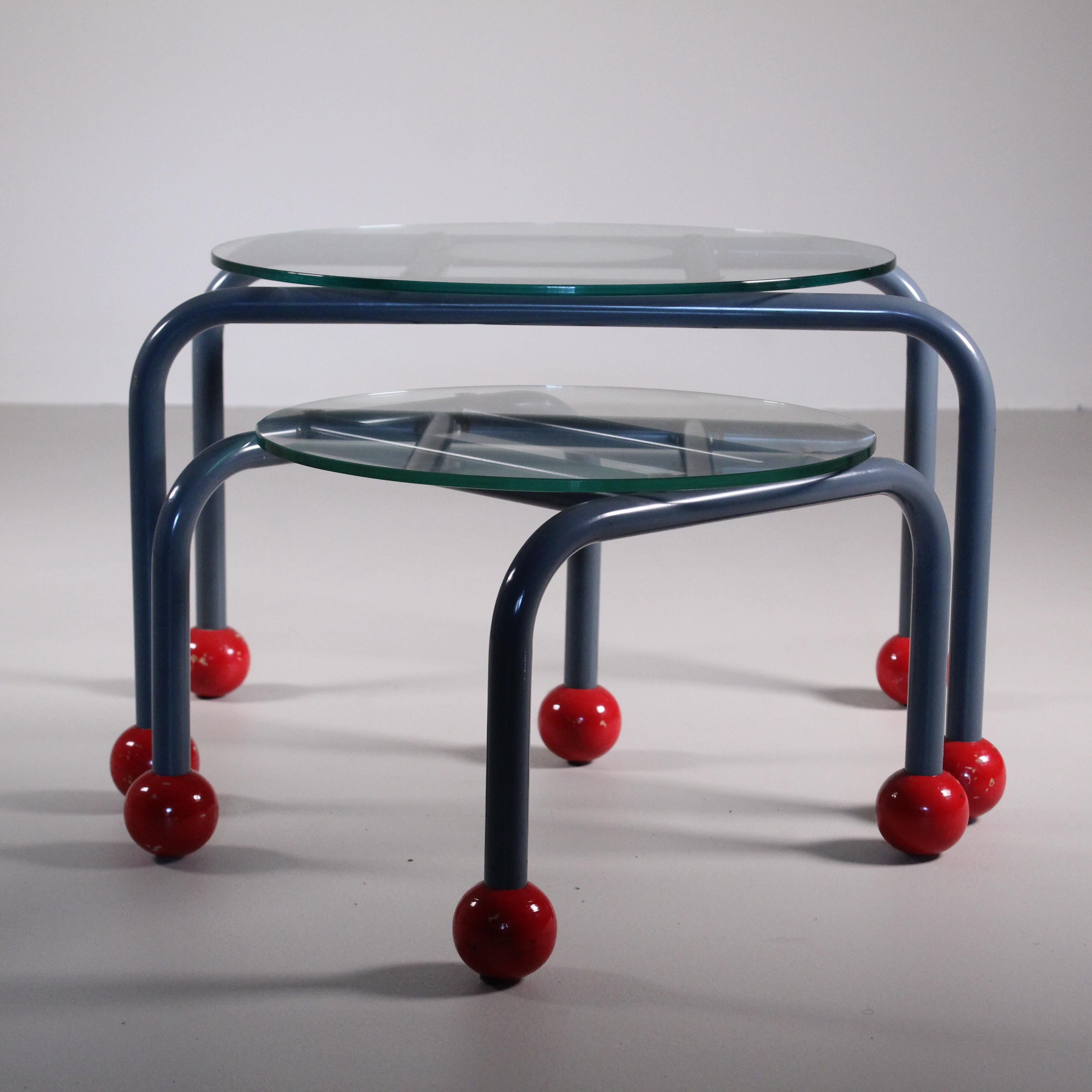 La version réduite est 
Largeur 40 cm
Profondeur 40 cm
Hauteur 29 cm

Lot de 2 petites tables d'appoint colorées, parfaites pour un décor jeune et contemporain. Ils présentent certains signes du temps comme naturels. 
