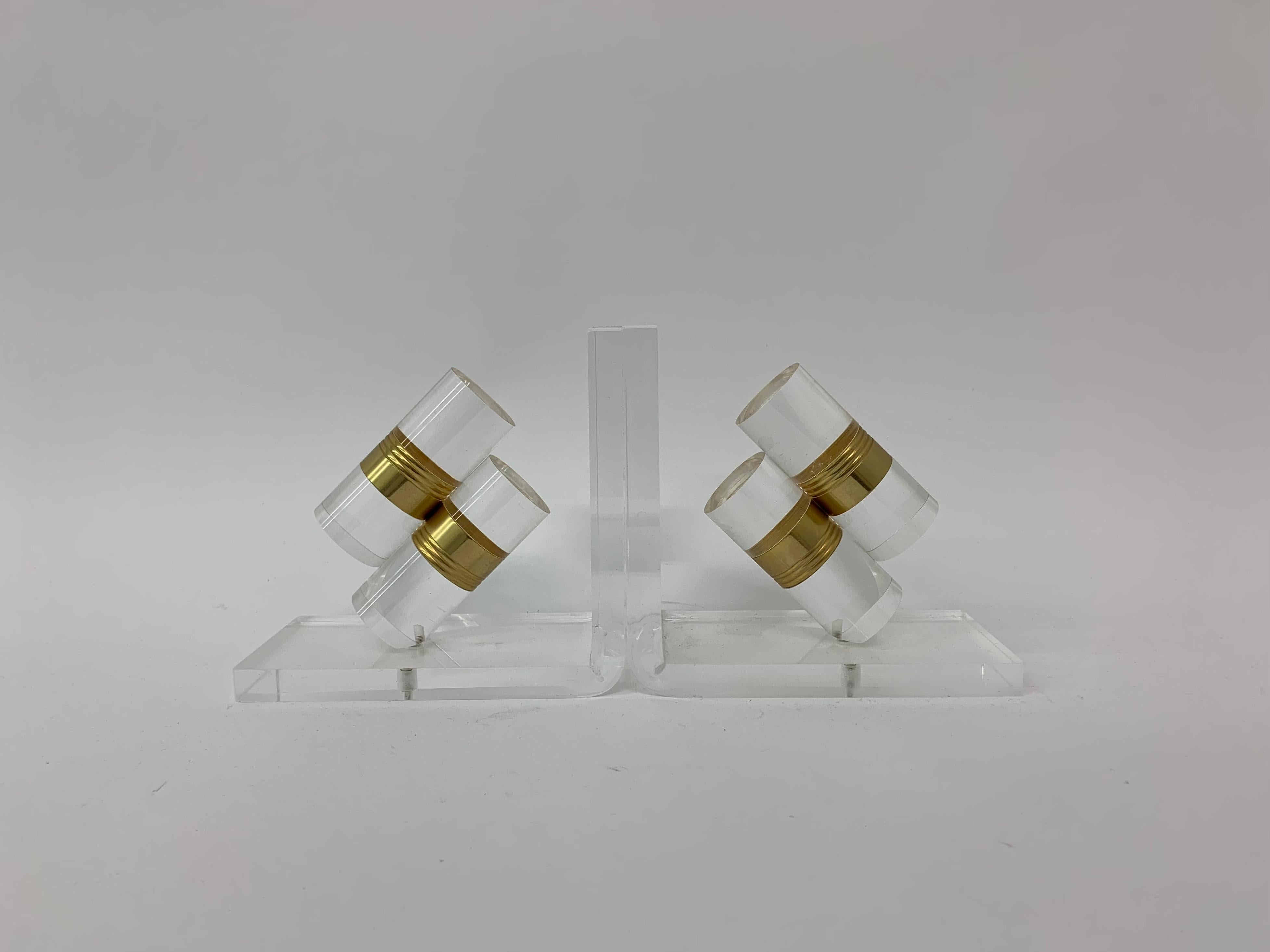 Dimensions: 17cm W, 16cm H, 8,5cm D
Conditon: good lucite has some scratches
Period: 1970’s.