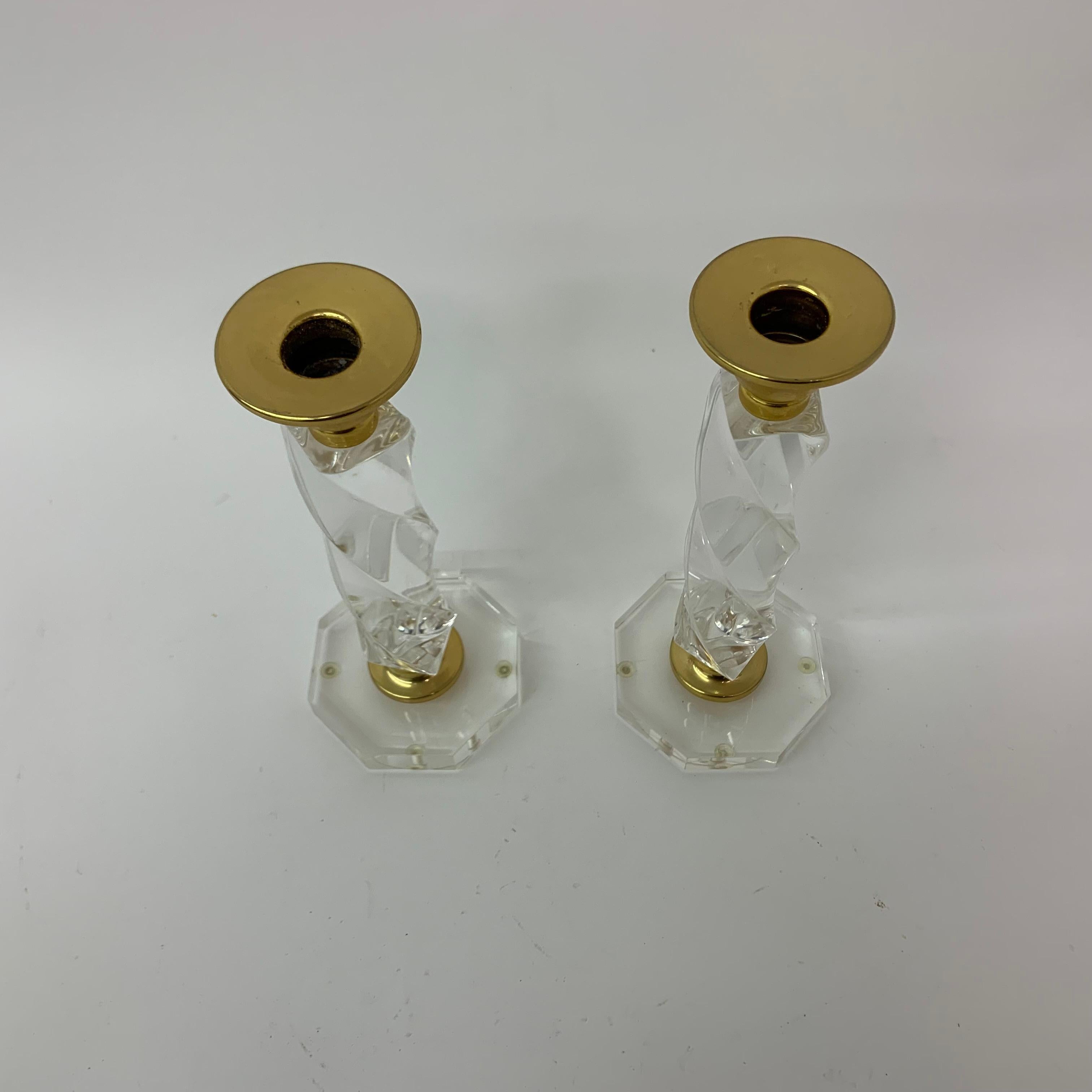 Set of 2 lucite twisted candle sticks, 1970’s For Sale 1