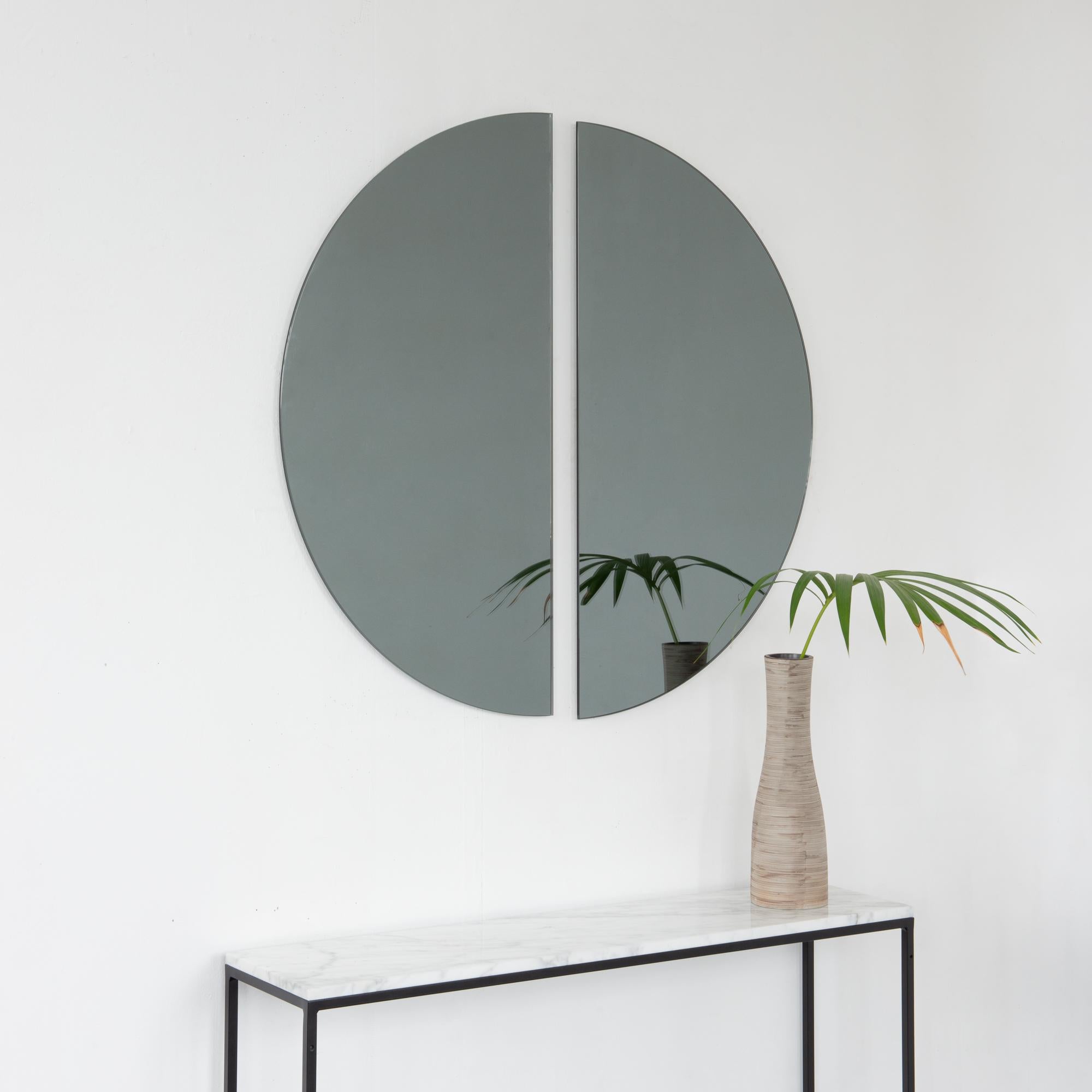 2er-Set Luna Halbmond schwarz getönte runde rahmenlose minimalistische Spiegel, groß (Britisch) im Angebot