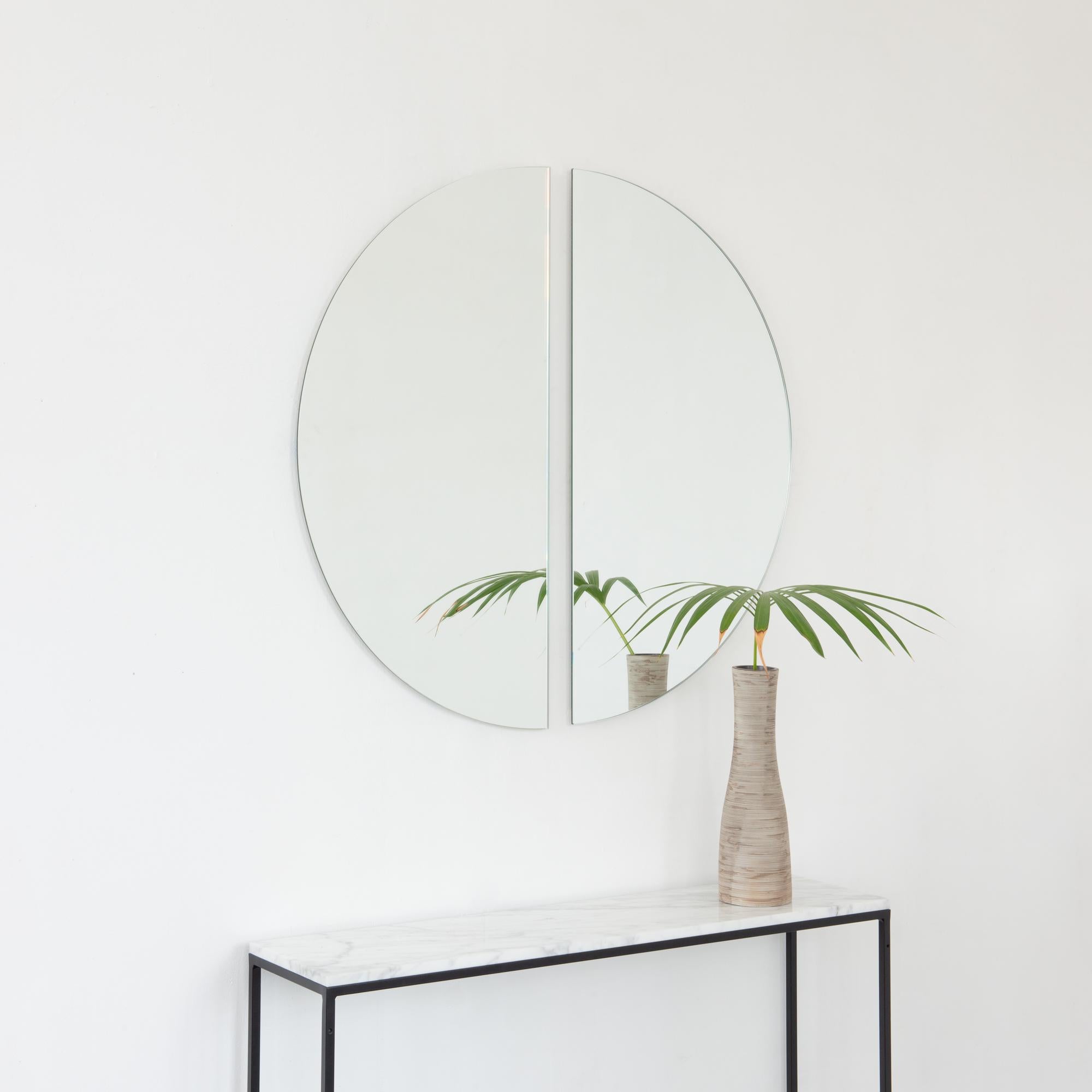 2er-Set Luna Halbmond Runde rahmenlose minimalistische Spiegel, groß (Britisch) im Angebot