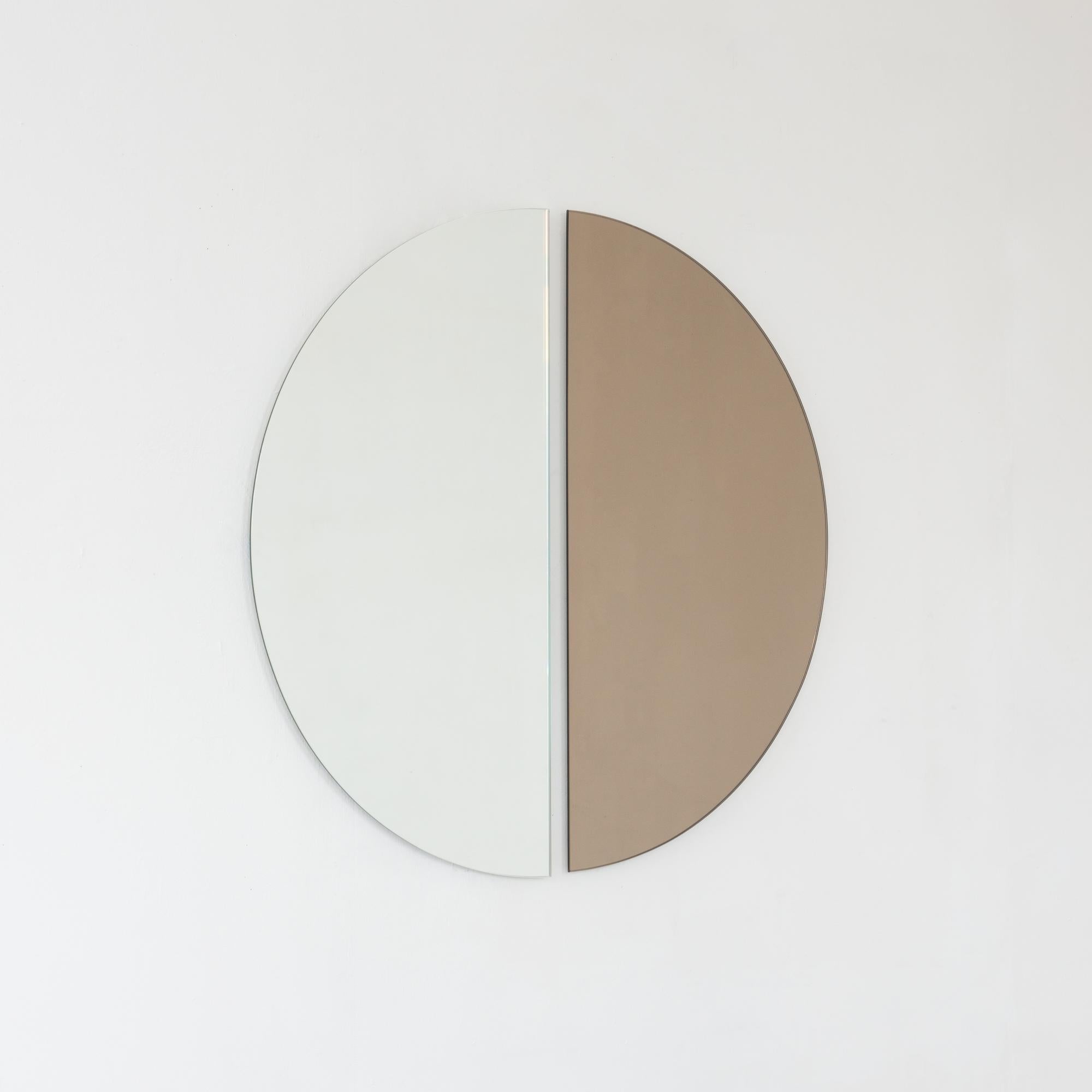 Set aus zwei minimalistischen halbmondförmigen Luna™ Standard-Spiegeln in Silber und Bronze mit Schwebeeffekt. Ausgestattet mit einem hochwertigen und ausgeklügelten Aufhängesystem für eine flexible Installation in 4 verschiedenen Richtungen.