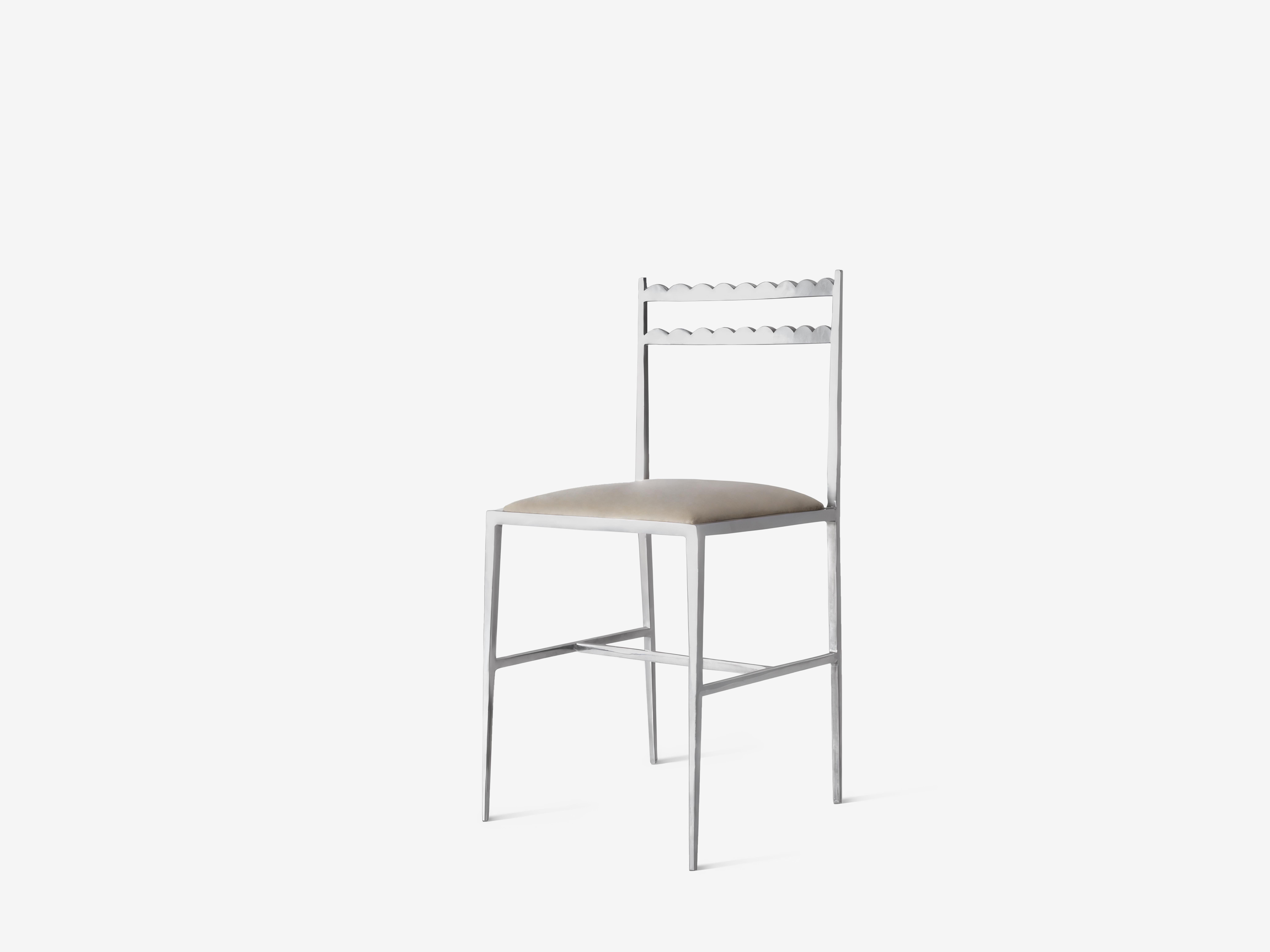 Ensemble de 2 chaises de salle à manger Lupita par OHLA STUDIO
Dimensions : D 40 x L 40 x H 83 cm 
MATERIAL : Aluminium poli.
Poids : 8.5 kg

Cette chaise s'inspire des bancs mexicains traditionnels du XIXe siècle, sculptés de festons, qui meublent