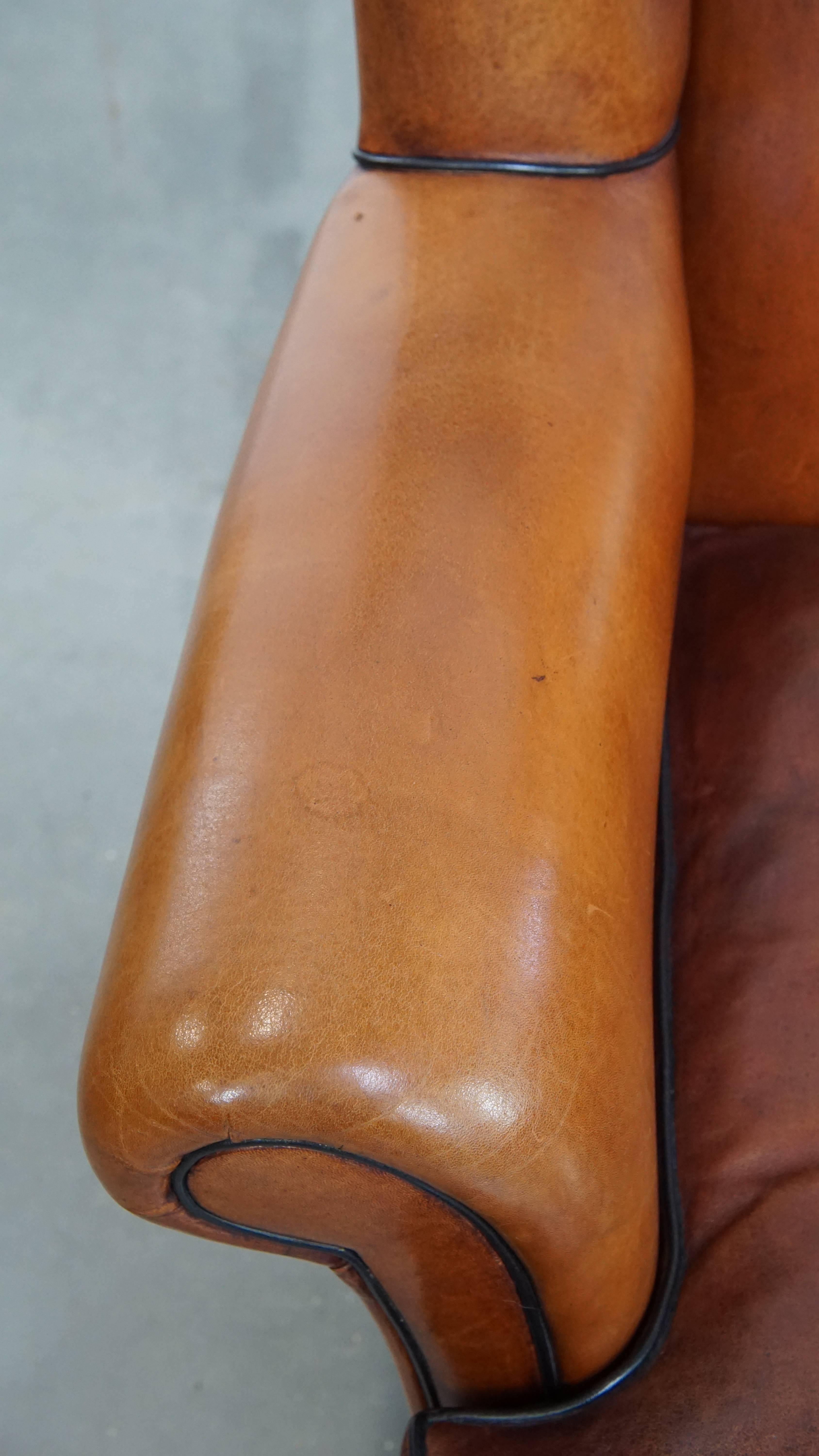 2er-Set luxuriöse und bequeme Schaffell-Flügelsessel mit schwarzem Keder (Leder) im Angebot