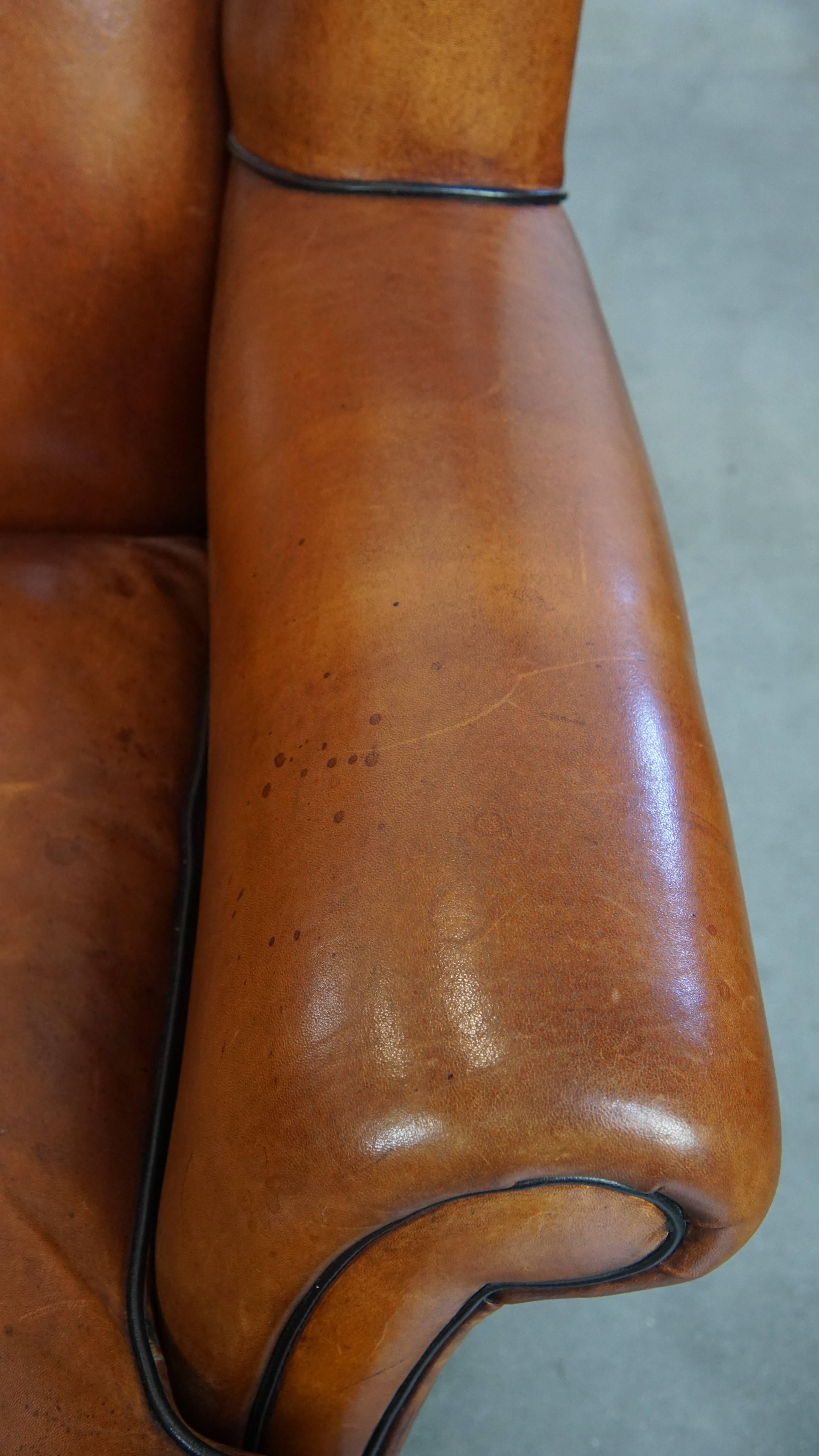 2er-Set luxuriöse und bequeme Schaffell-Flügelsessel mit schwarzem Keder im Angebot 2