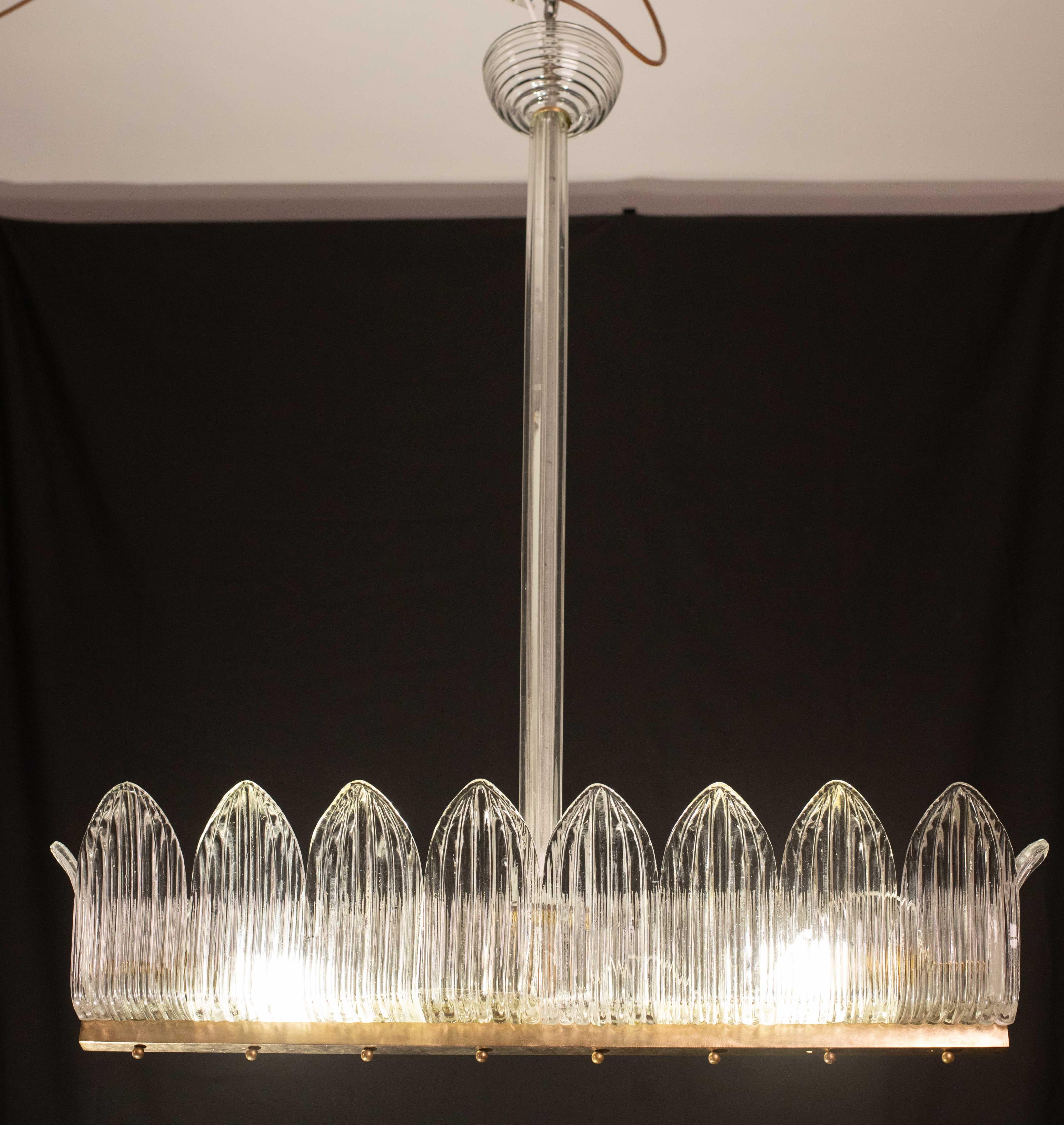 Set di 2 lampadari di lusso attribuiti alla vetreria Barovier&Toso.

Periodo di progettazione: 1930\1950.

Il lampadario è composto da una piastra in ottone e da tanti vetri a forma di fiore sul retro.

La piastra in ottone è stata completamente