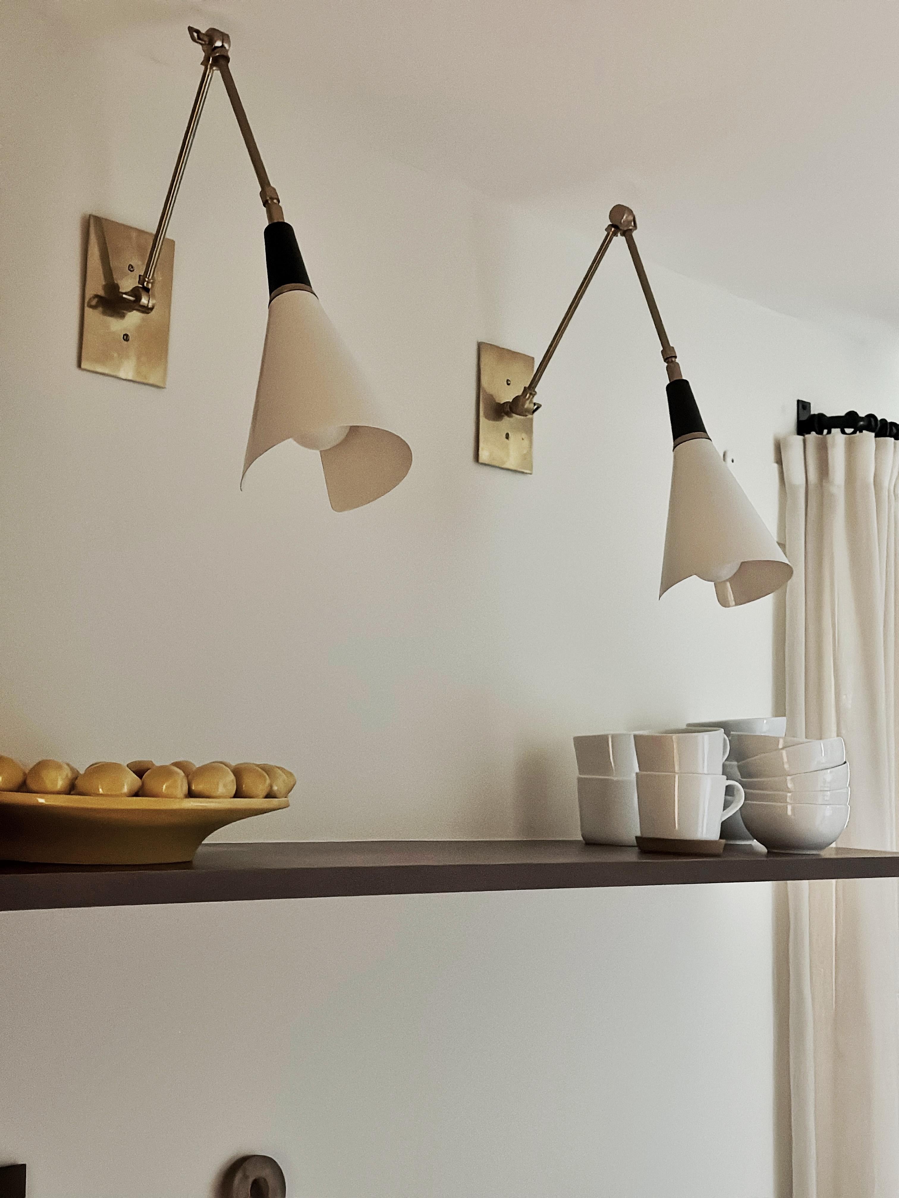 Coppia di lampade da parete nello stile dello Stilnovo Arredoluce italiano degli anni '50. Le lampade da parete Stilnovo sono perfette come lampade da parete per la cucina o come luce da lettura. Struttura della lampada realizzata a mano in ottone e