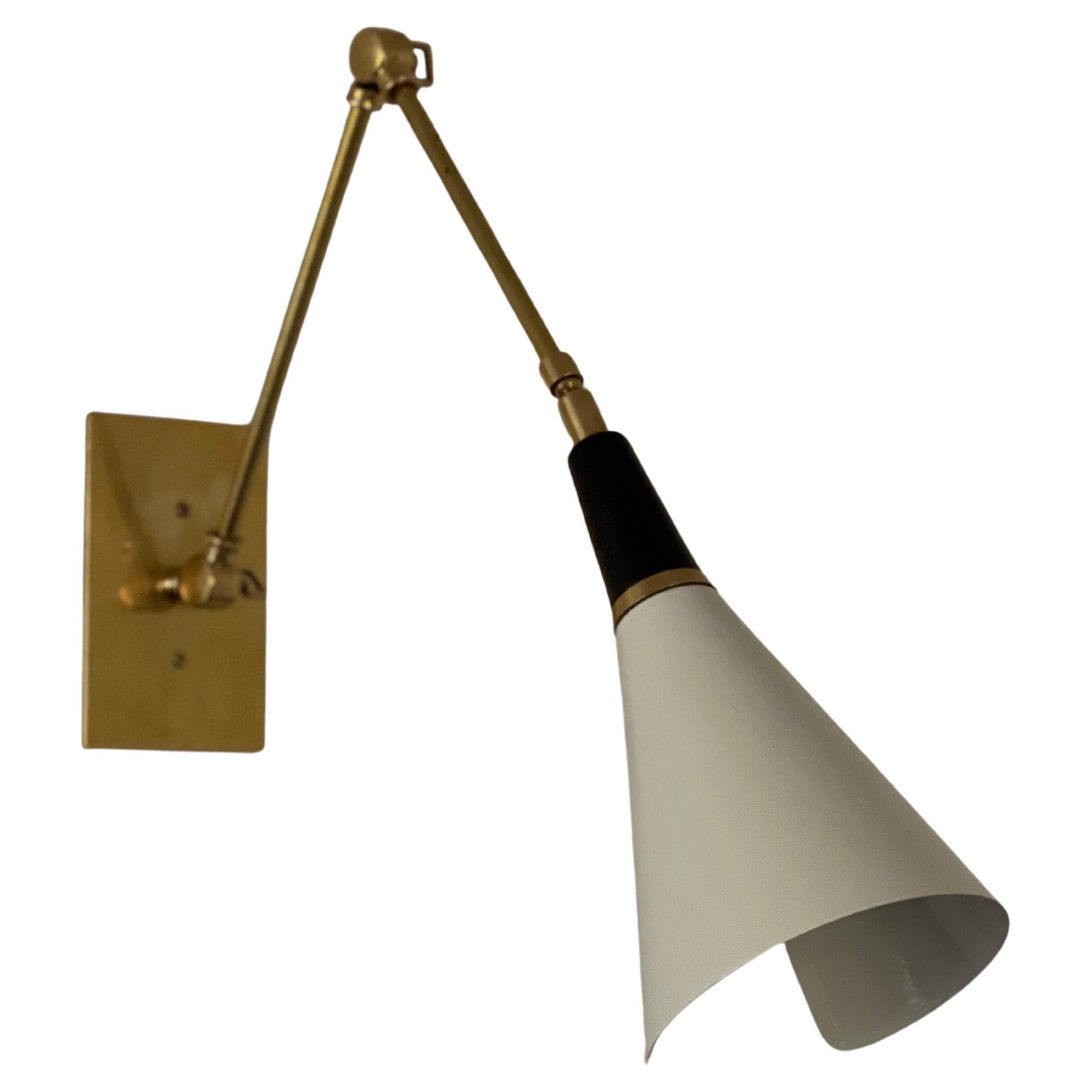 Mid-Century moderno Set di 2 lampade da parete per cucina Magari in stile Stilnovo in bronzo, bianco e ottone in vendita