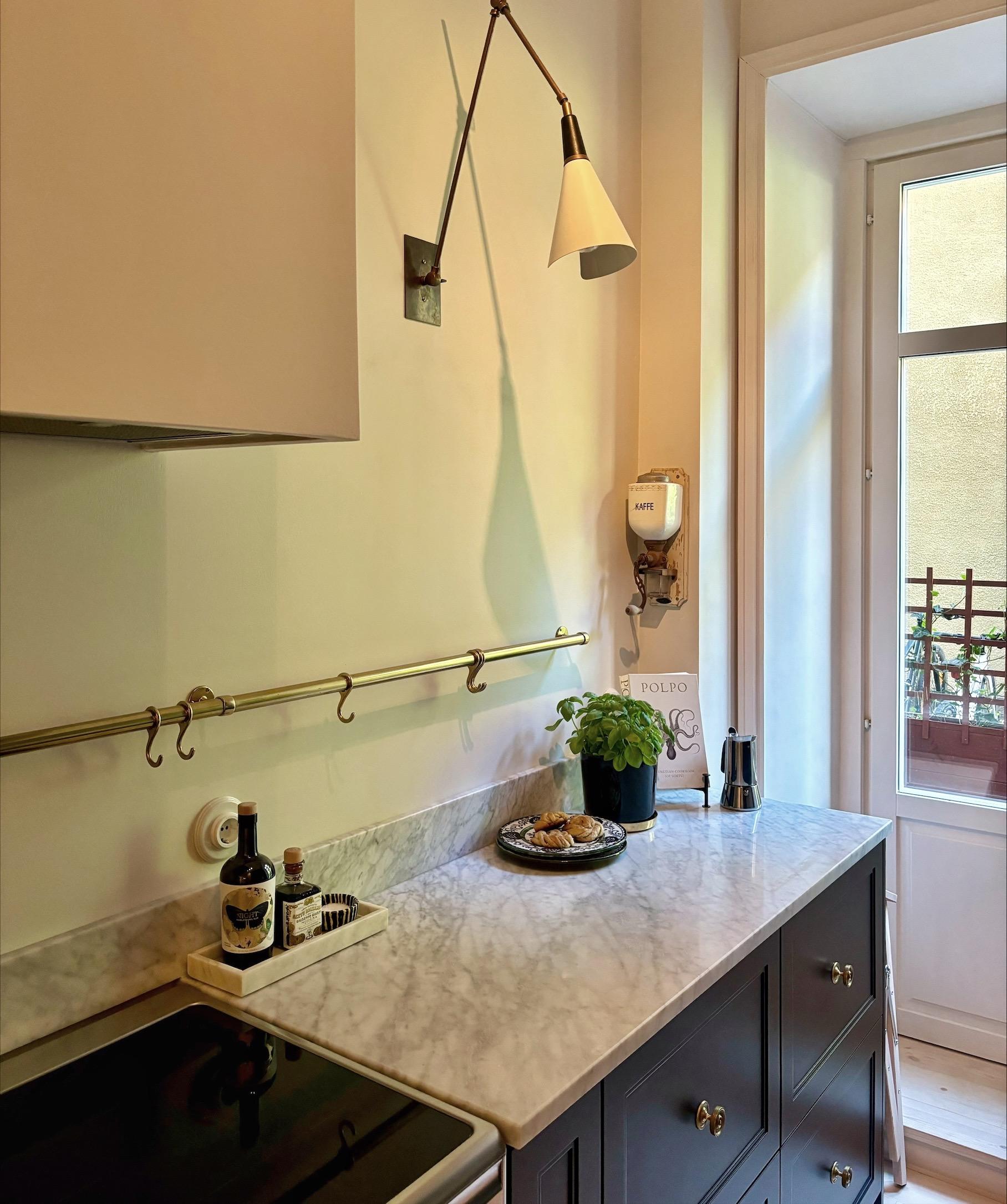 XXI secolo e contemporaneo Set di 2 lampade da parete per cucina Magari in stile Stilnovo in bronzo, bianco e ottone in vendita