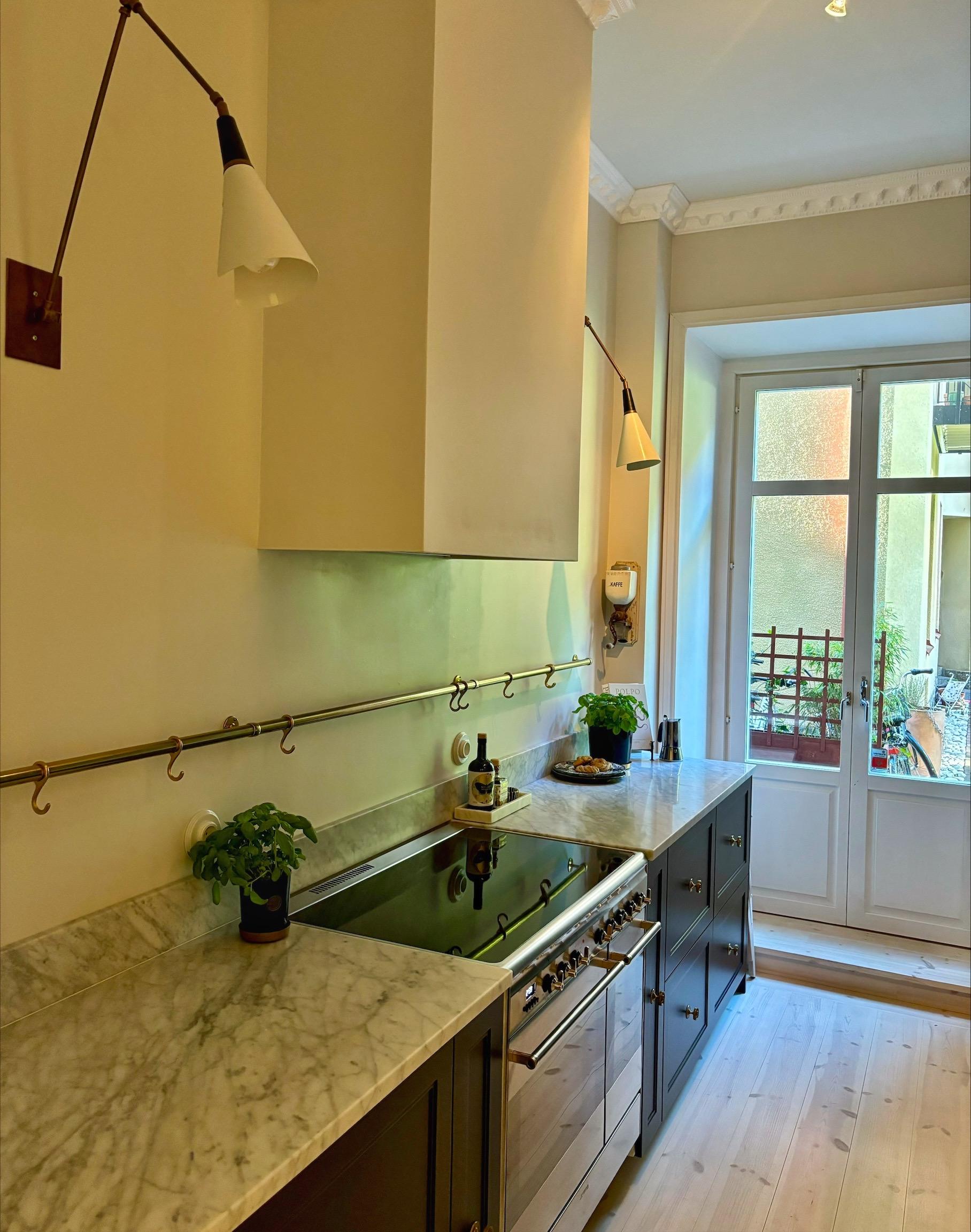 Ottone Set di 2 lampade da parete per cucina Magari in stile Stilnovo in bronzo, bianco e ottone in vendita