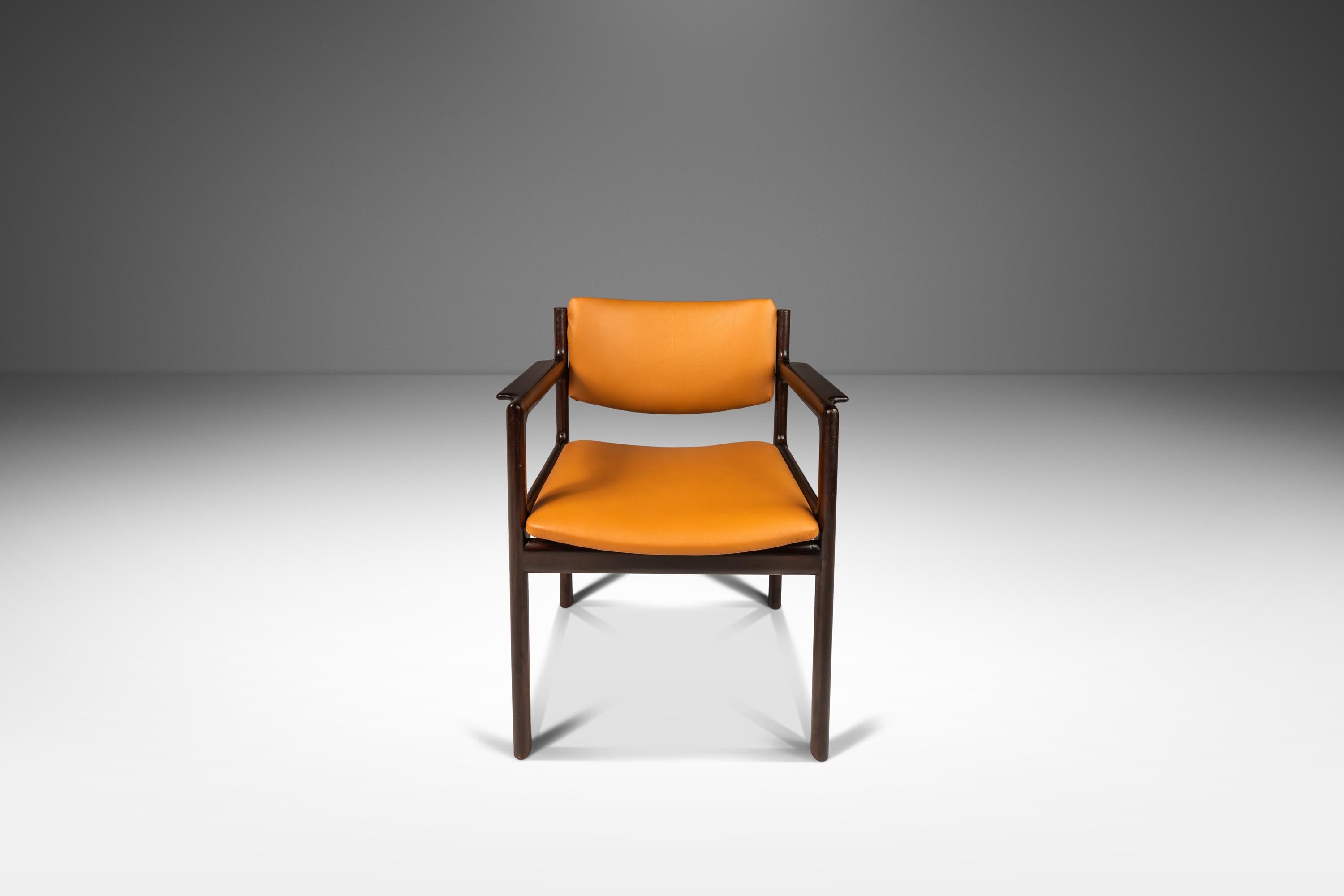 Wir präsentieren eine seltene, limitierte Serie von Sesseln dänischen Designs aus massivem Mahagoni mit neuen italienischen Lederbezügen. Diese außergewöhnlichen Stühle, die gleichzeitig elegant und minimalistisch sind, sind ein Traum für jeden