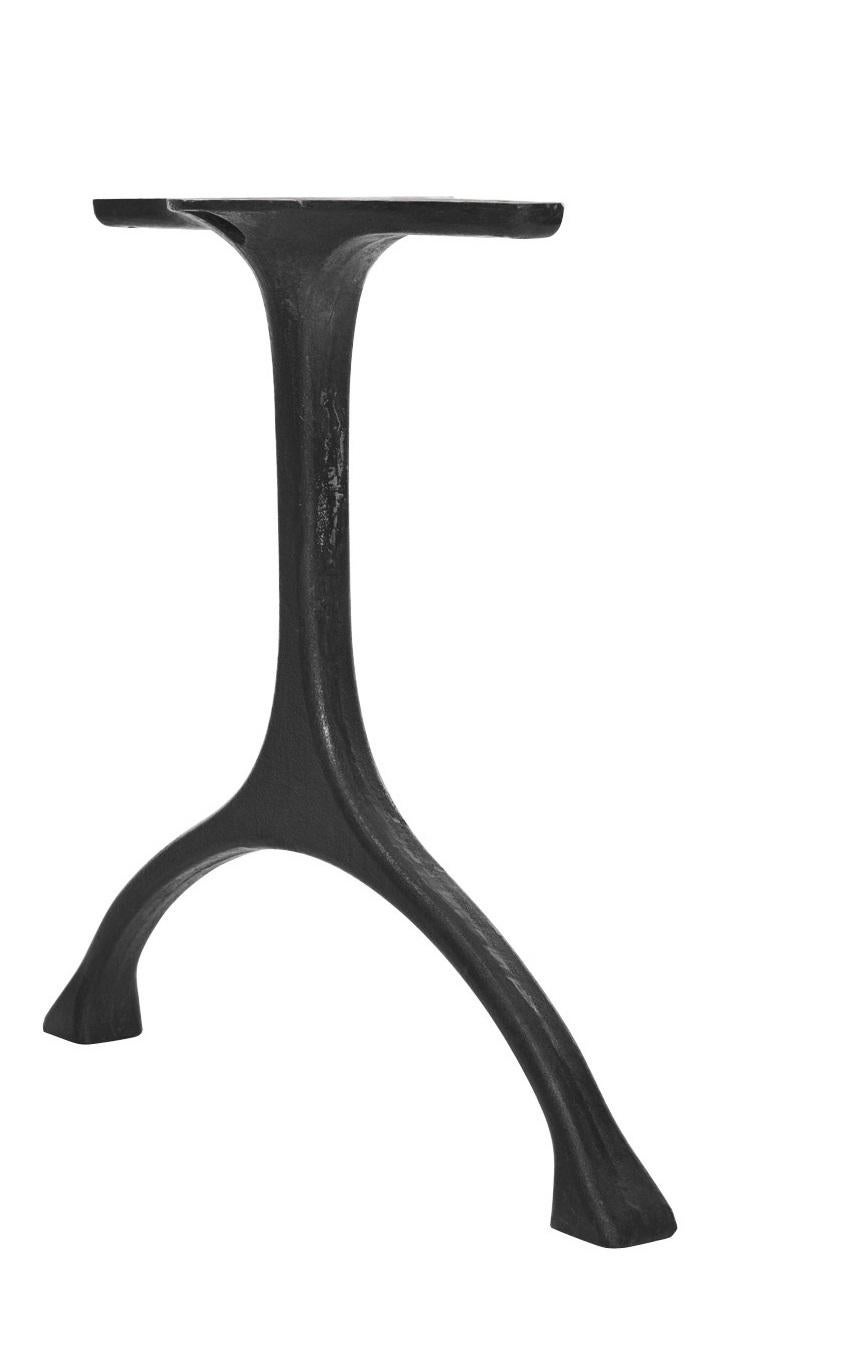 Lot de 2 pieds de table en fer noir Maiden par Norr11
Dimensions : D 20,5 x L 70 x H 66,5 cm.
Matériaux : Fer noir mat.

Disponible en fer brut, fer noir et laiton. Veuillez nous contacter. 

Norr11 est une société de design fondée en 2011 avec la
