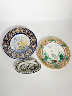 Ensemble de 2 assiettes en majolique, début du 20e siècle et un plat en faïence, France