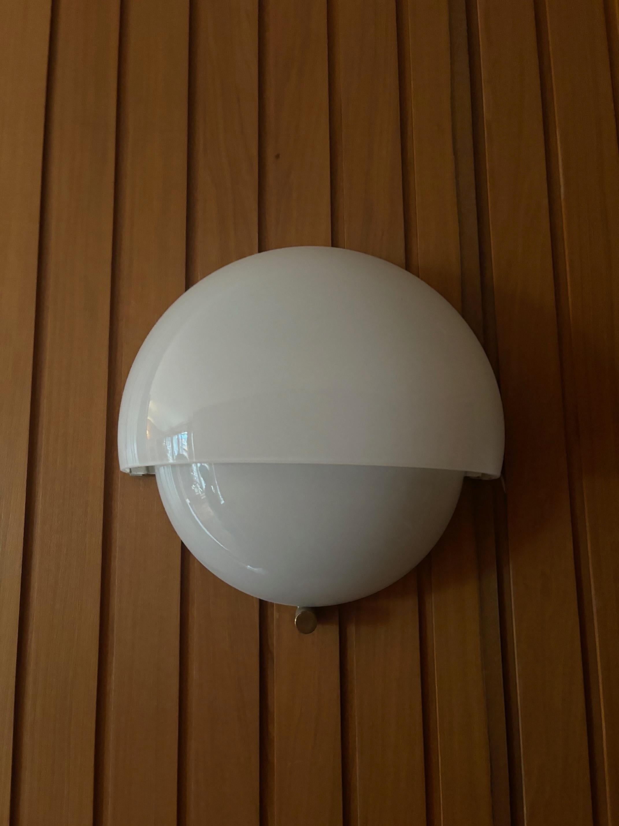 Ère spatiale Set of 2  'Mania' wall lamps by Vico Magistretti for Artemide, Italy en vente