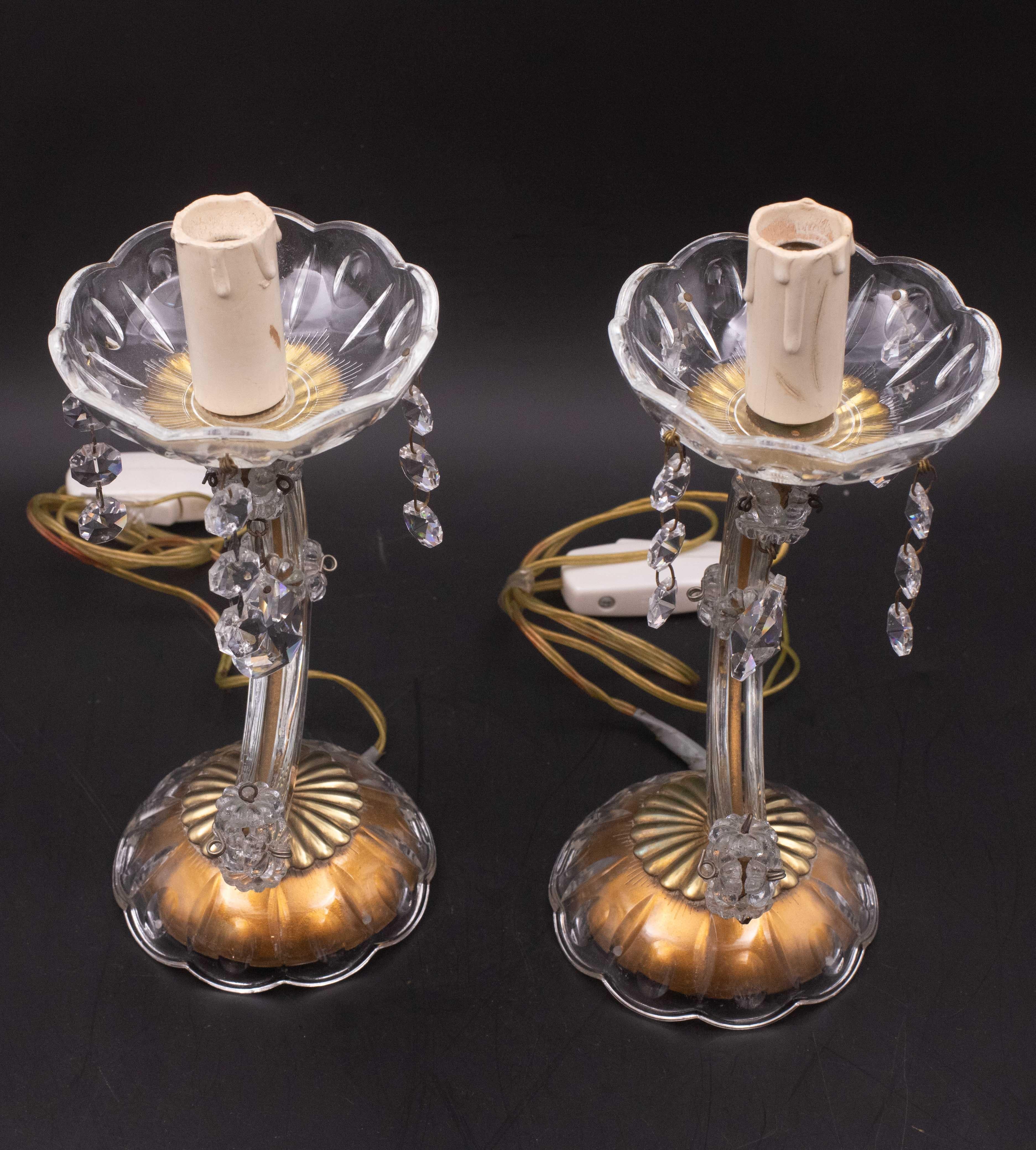 Paire typique de lampes de table en cristal de style Maria Teresa du siècle dernier.

Excellent état vintage.

Hauteur 25 centimètres, diamètre 11 centimètres.

Ils montent une lumière pour chaque