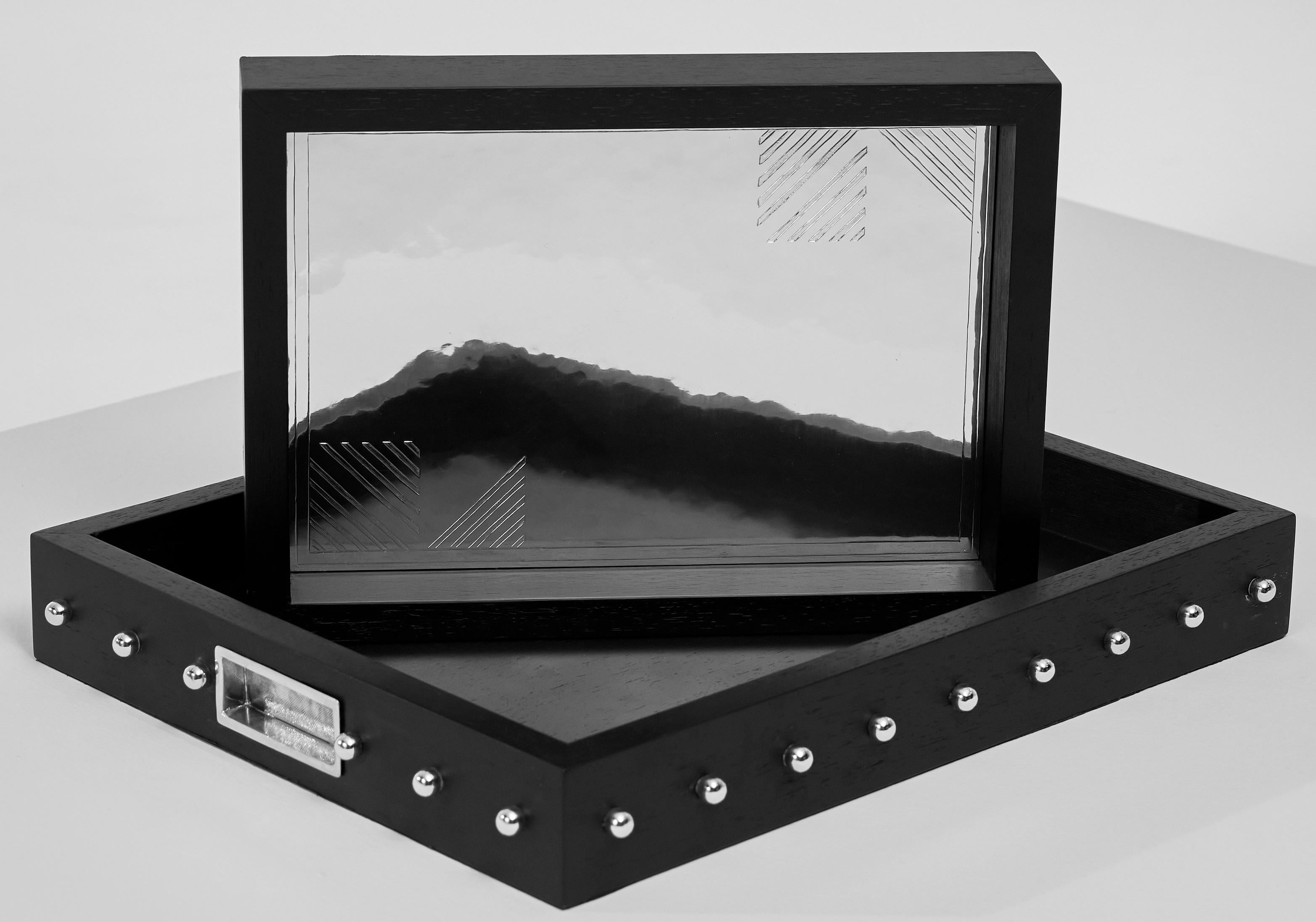 Set di 2 vassoi Marri in ottone placcato argento e impiallacciatura in Oak Oak di Marau
Dimensioni: Piccolo: D 25 x L 35 x H 6 cm.
Grande: D 35 x L 45 x H 6 cm.
Materiali: Ottone argentato e impiallacciatura di Oak.

Questi vassoi sono venduti anche