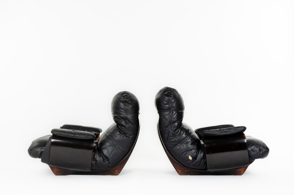 Ensemble de 2 fauteuils dessinés par Michel Ducaroy pour Ligne Roset dans les années 70 (cachet sur les coussins)
Modèle Marsala
Structure en plexiglas brun
Coussins recouverts d'un cuir noir d'origine
Modèle Icone
des pièces ont été remplacées et