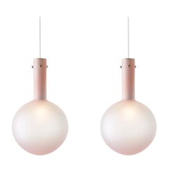 2er-Set matte rosa Sphaera-Pendelleuchten von Dechem Studio