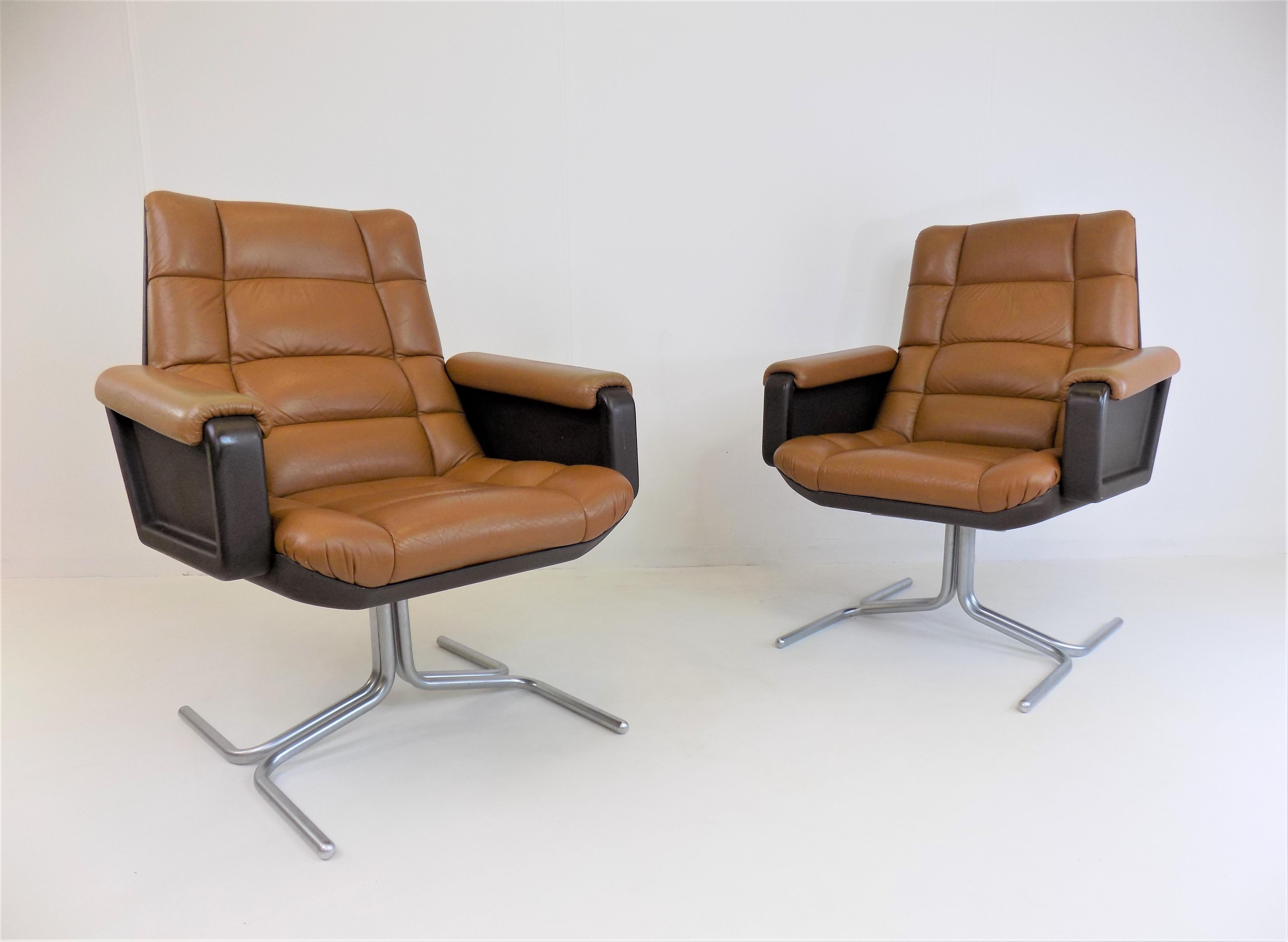 Ensemble de 2 fauteuils en cuir Mauser Seat 150 par Herbert Hirche Bon état à Ludwigslust, DE