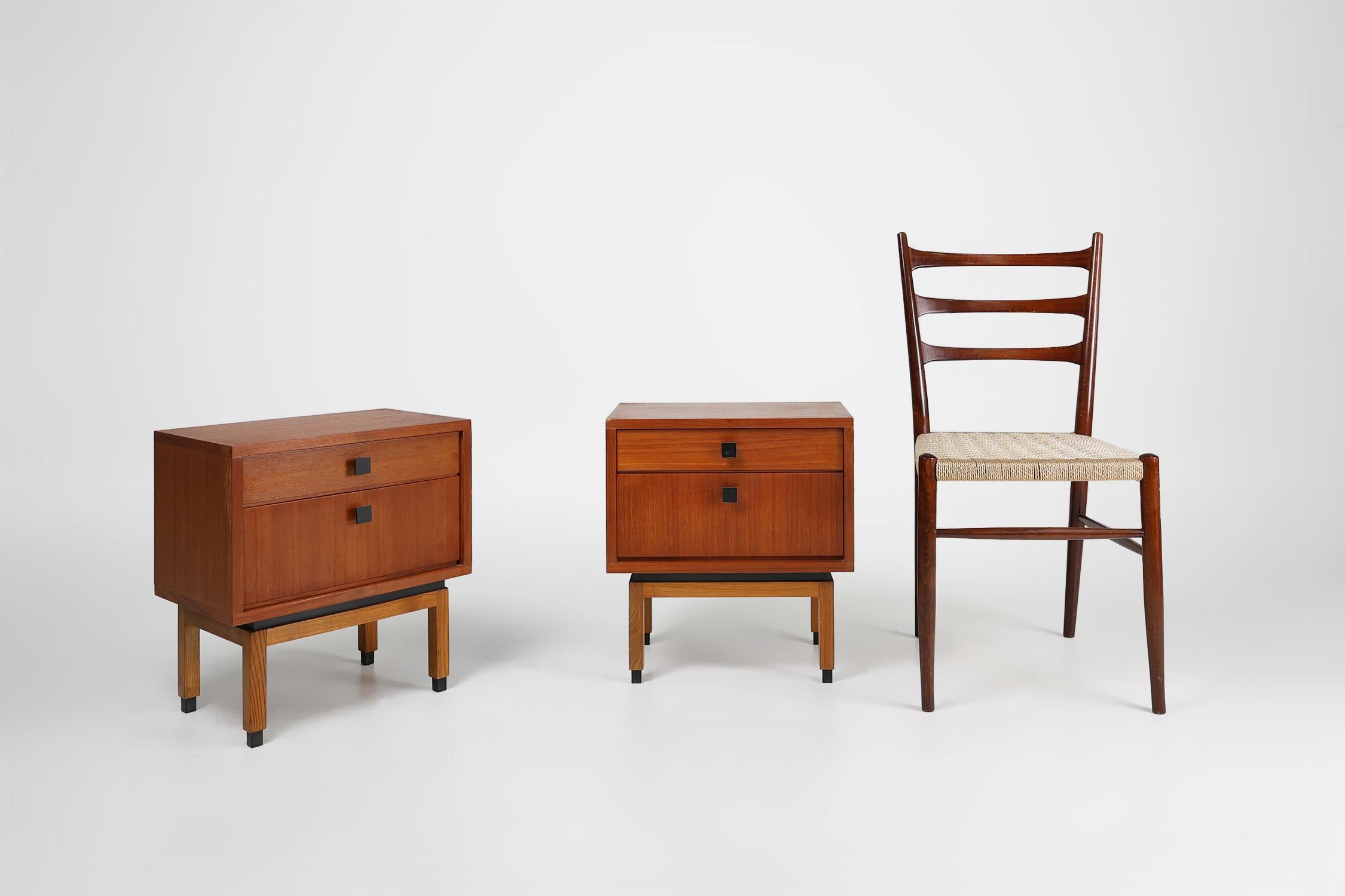 Belgium / 1960 / set nightstands / MdK / teak / Mid-century / Vintage 

Elegant Belgian pair of teak bedside tables with a sleek modernist base from the 1960s. These Danish style bedside tables both have a drawer under the top and a storage