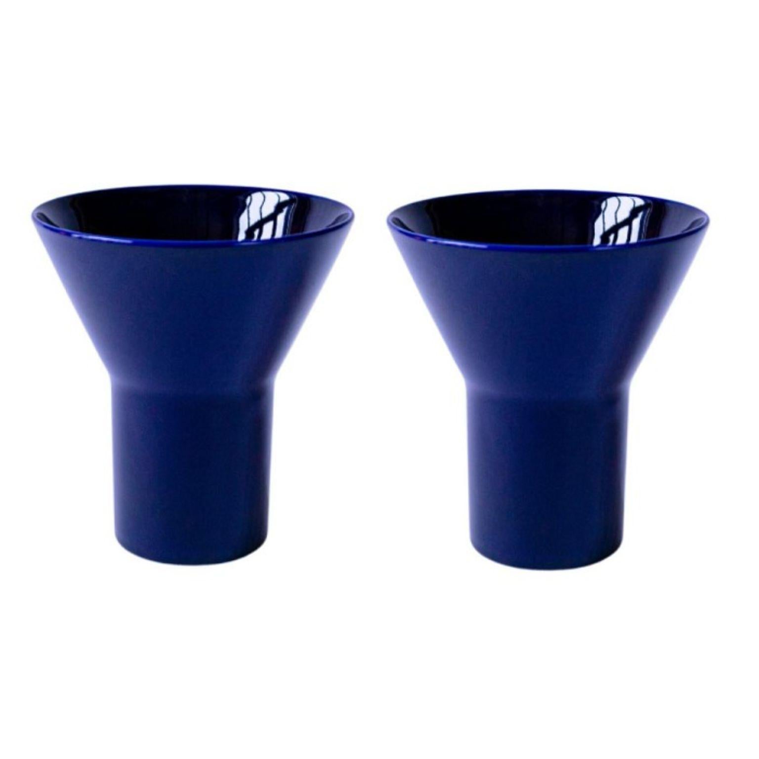 Set of 2 medium blue ceramic KYO vases by Mazo Design
Dimensions: D 19.5 x H 21.5 cm
Materials: Glazed Ceramic.

Both functional and sculptural, the new collection from mazo is very Scandinavian and Japanese at the same time. The series consists