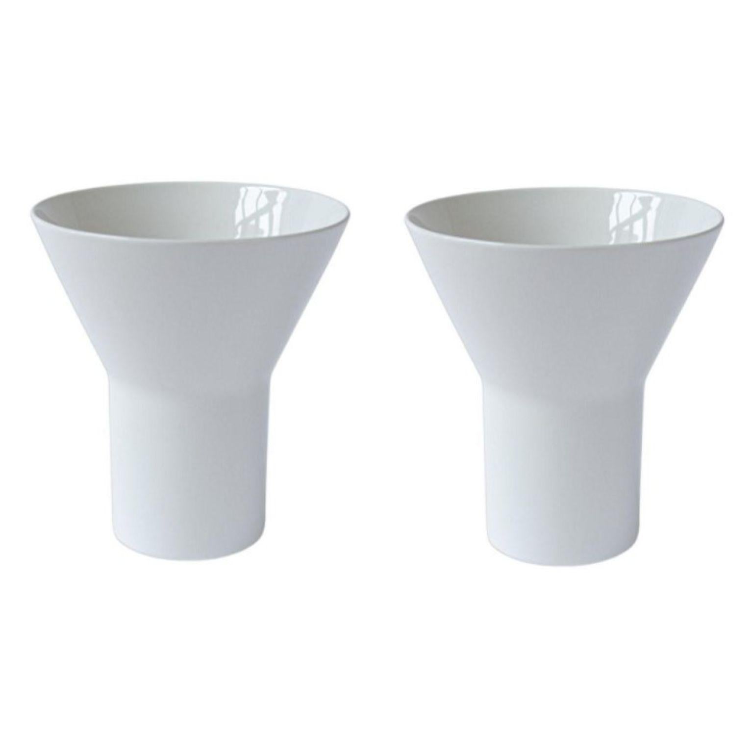 2er-Set mittelgroße weiße KYO-Vasen aus Keramik von Mazo Design
Abmessungen: D 19,5 x H 21,5 cm
MATERIAL: glasierte Keramik.

Die neue Kollektion von mazo ist sowohl funktional als auch skulptural und gleichzeitig sehr skandinavisch und japanisch.