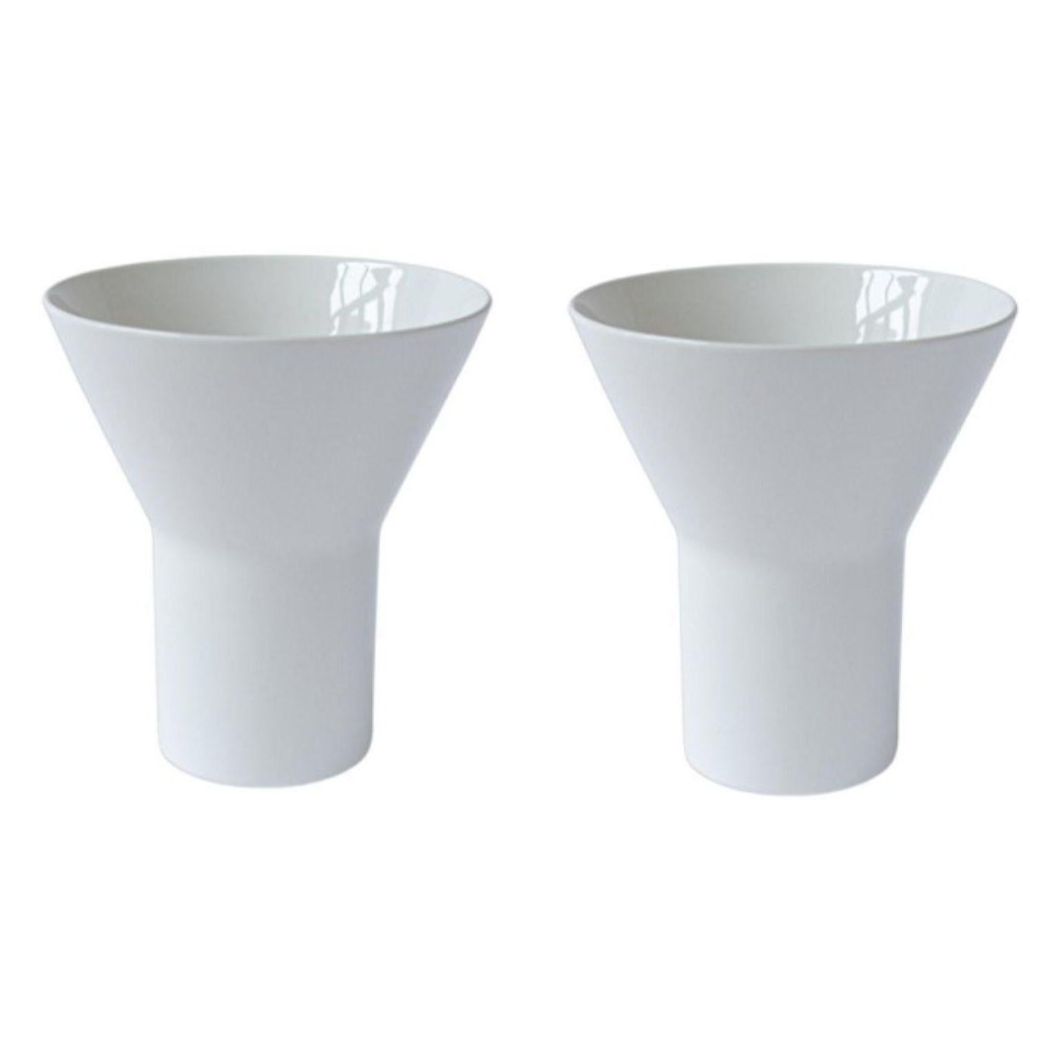 Set di 2 vasi medi in ceramica bianca KYO di Mazo Design
Dimensioni: D 19,5 x H 21,5 cm
Materiali: ceramica smaltata.

Funzionale e scultorea, la nuova collezione di mazo è molto scandinava e giapponese allo stesso tempo. La serie è composta da