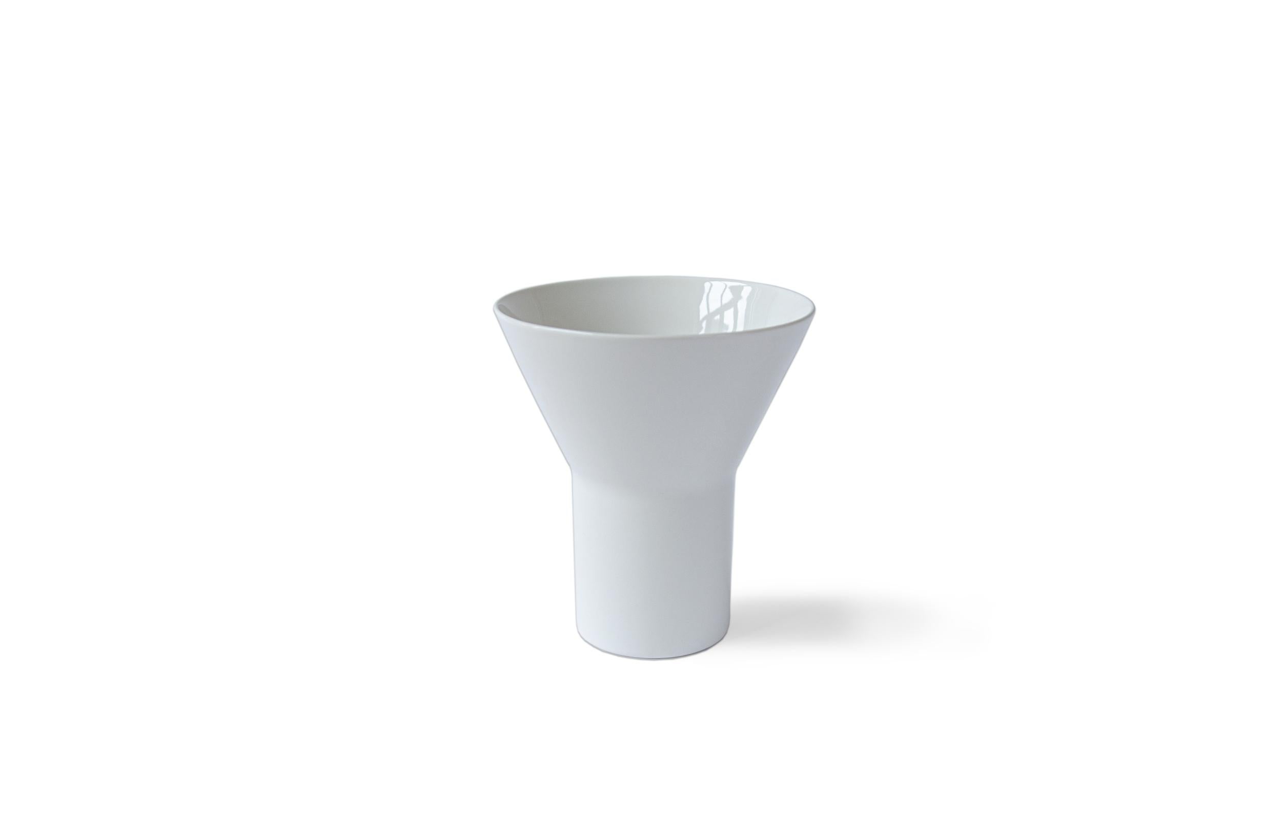 Set von 2 mittelgroßen weißen KYO-Vasen aus Keramik von Mazo Design (Postmoderne) im Angebot