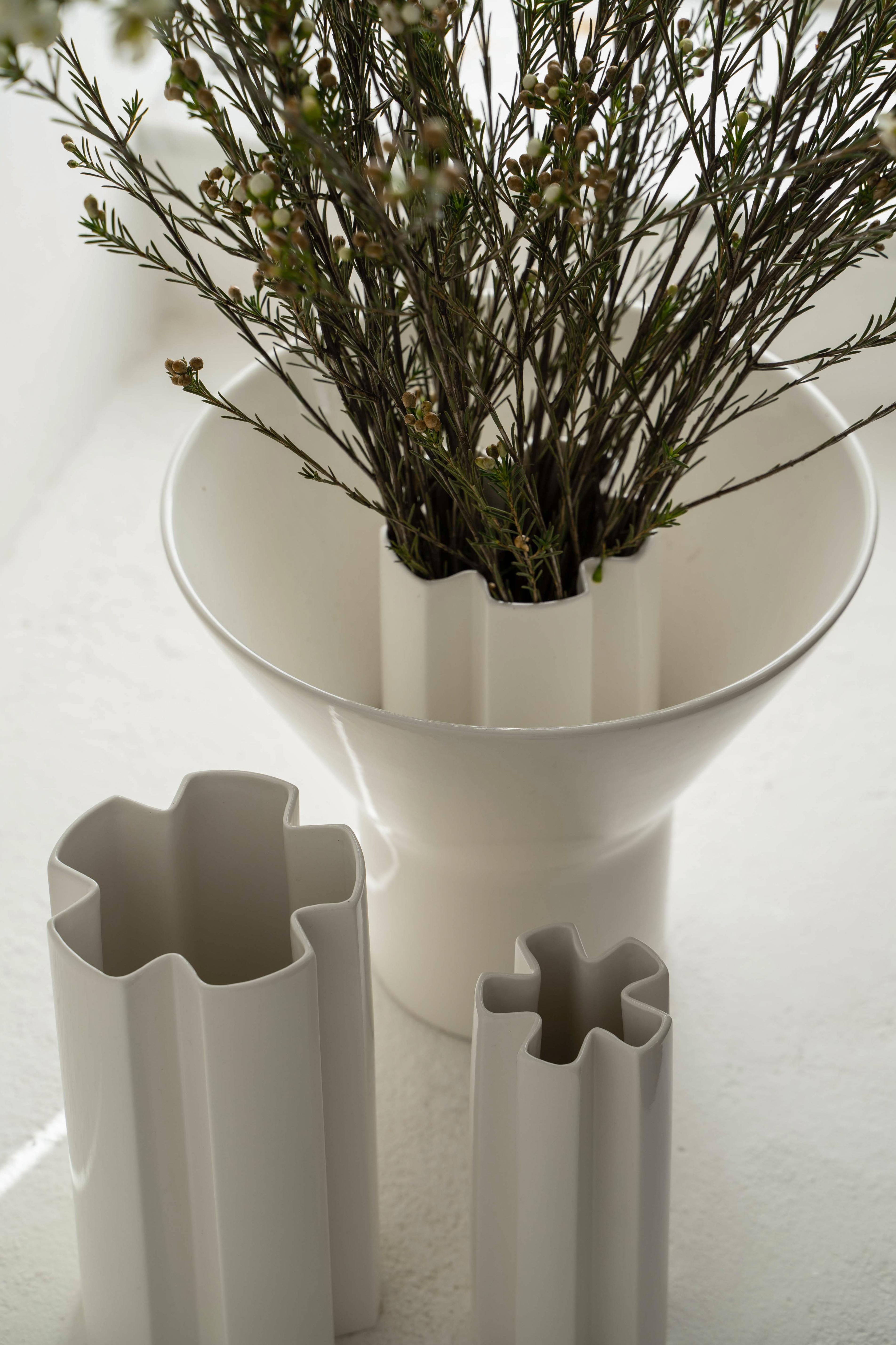 Set von 2 mittelgroßen weißen KYO-Vasen aus Keramik von Mazo Design (21. Jahrhundert und zeitgenössisch) im Angebot