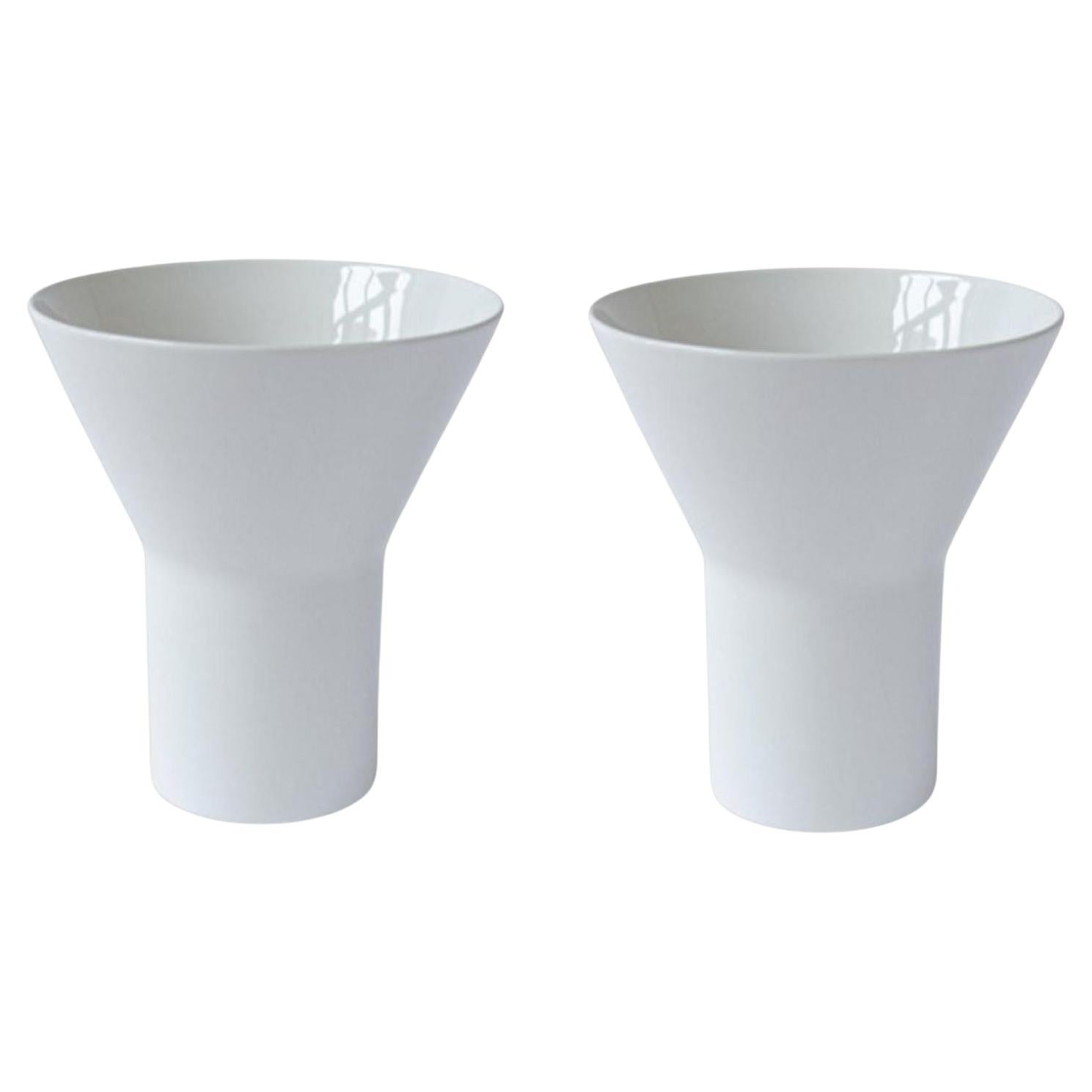 Set von 2 mittelgroßen weißen KYO-Vasen aus Keramik von Mazo Design im Angebot