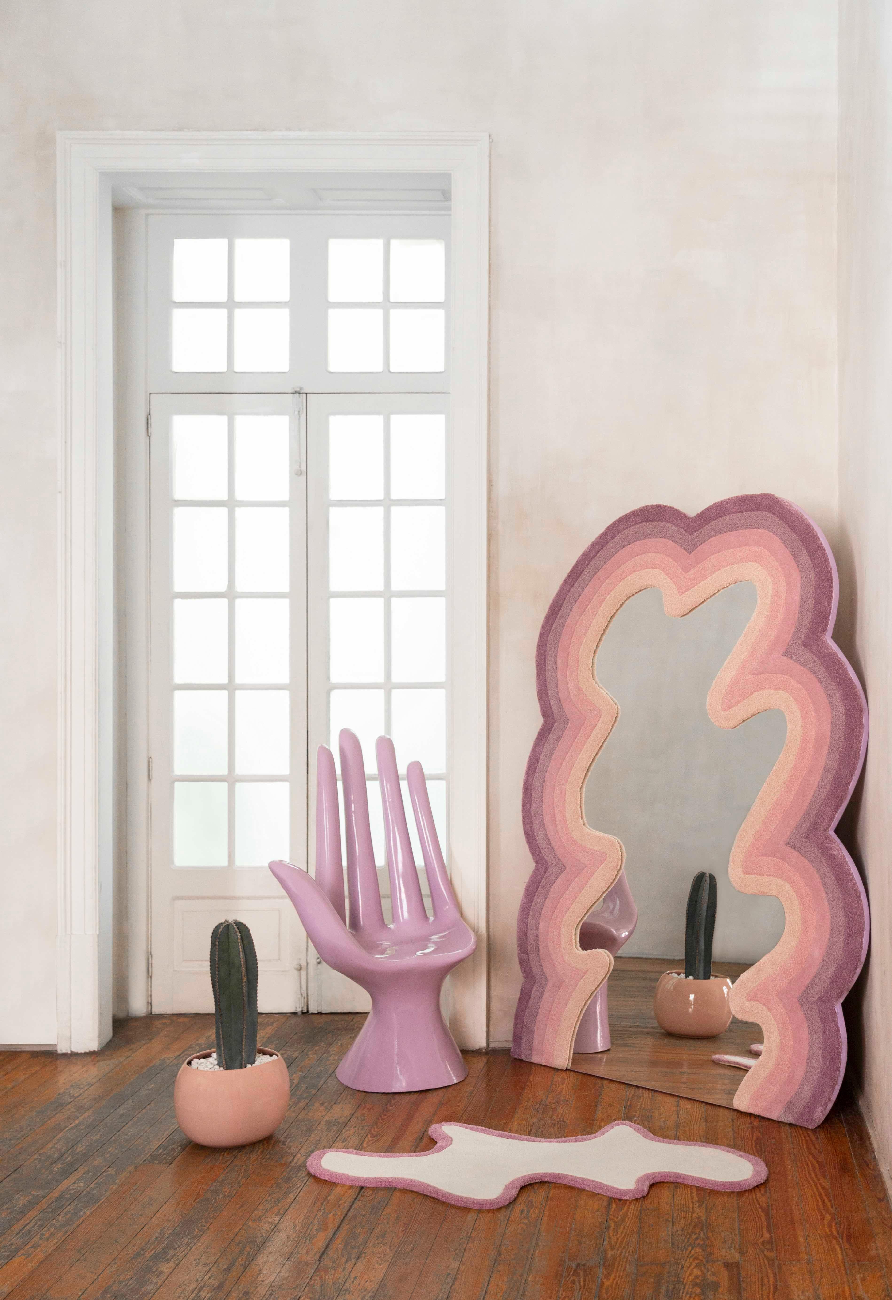 Ensemble de 2 miroirs et tapis Medusa de Brera Studio
Dimensions : 
Miroir encadré dans un tapis : H 190 x L 150 cm.
Tapis en laine : L 120 x L 60 cm.
MATERIAL : 100% laine, miroir.

Dimensions mesurées à partir des points extrêmes. Veuillez nous