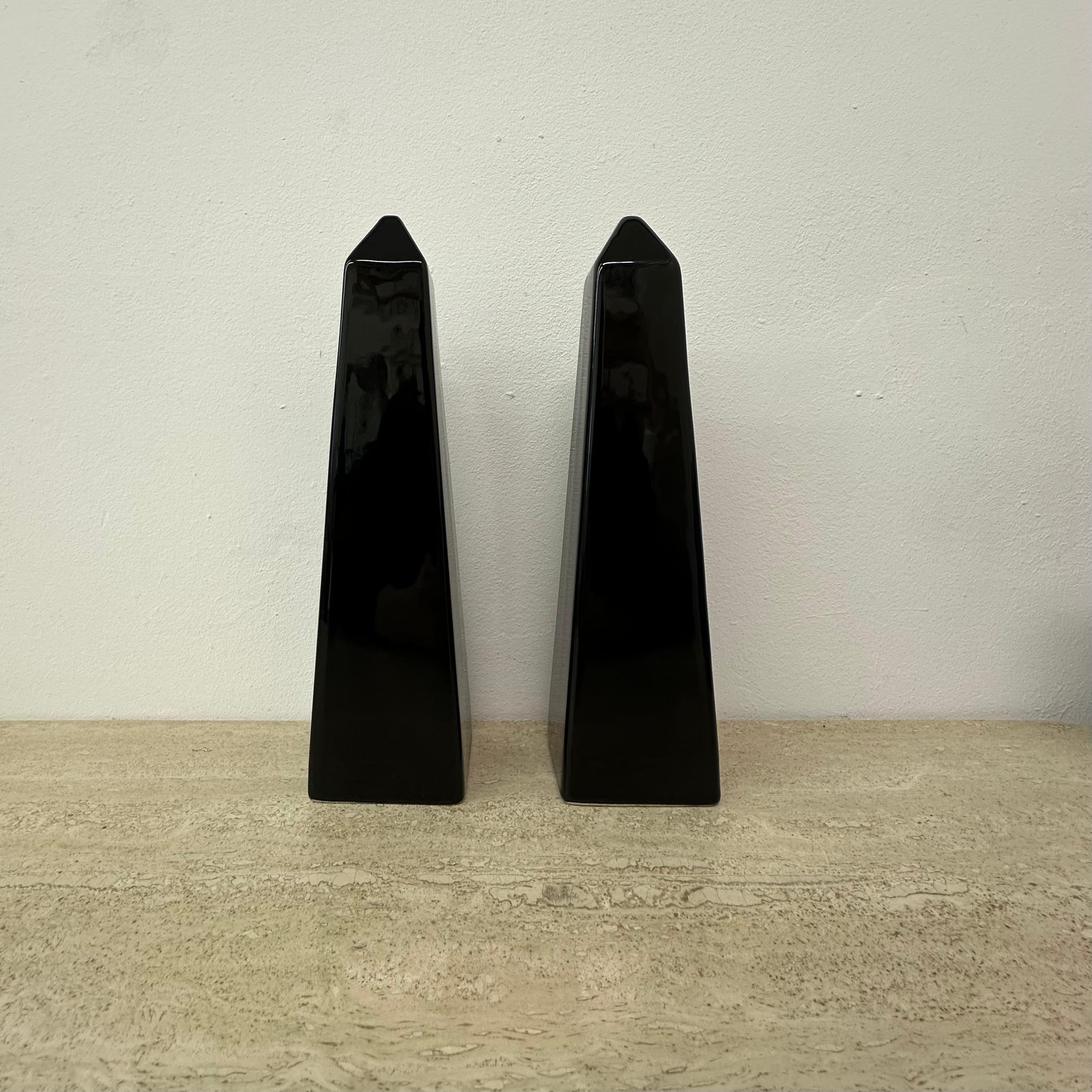 Set di 2 sculture in ceramica in stile Memphis , anni '80

Dimensioni: 30 cm di altezza, 8 cm di larghezza, 8 cm di profondità
Condizioni: Buono
Colore: nero
Materiale: Ceramica