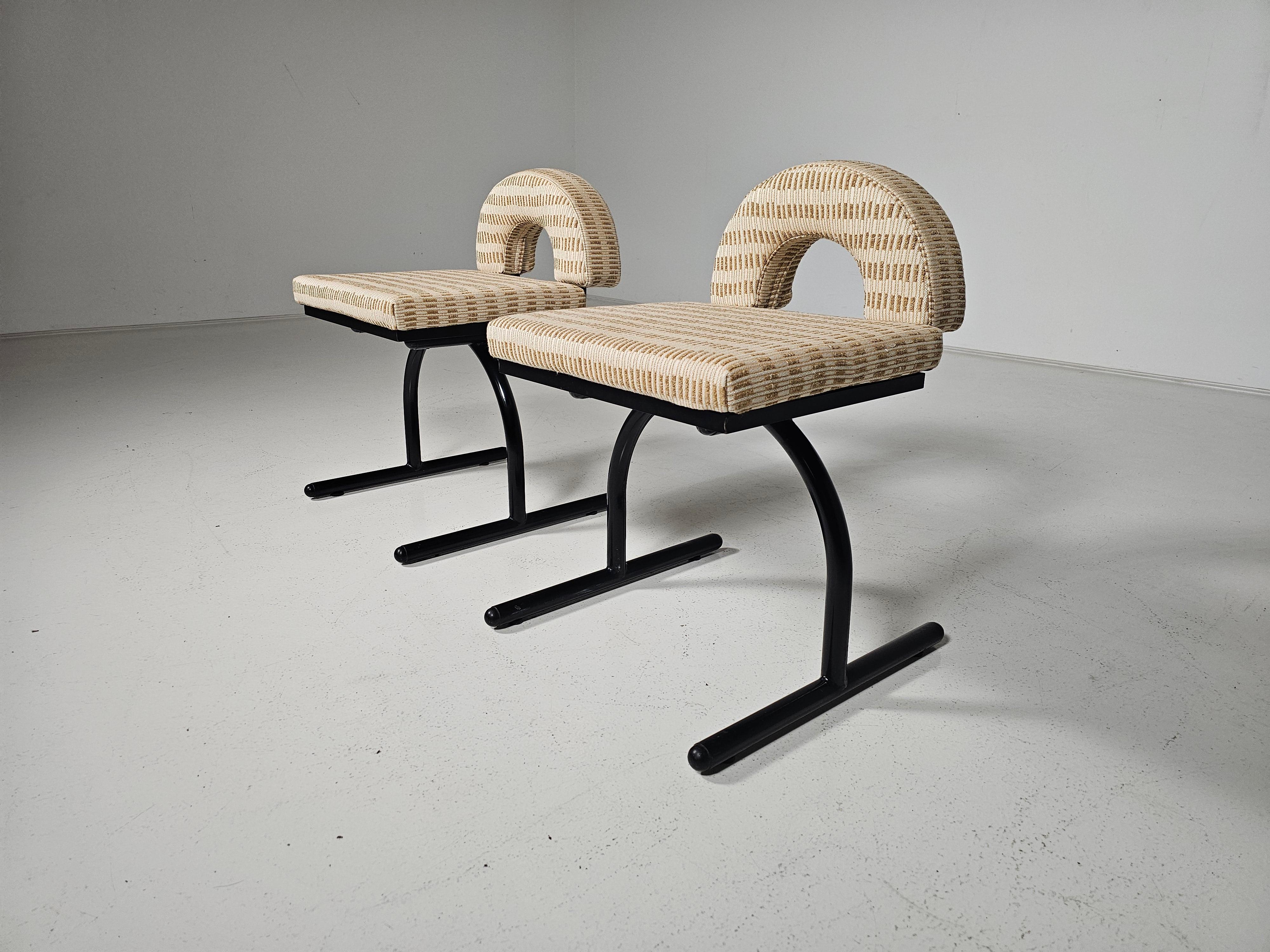 Rare ensemble de deux chaises de style Memphis attribuées à Saporiti dans les années 1980,

Construites avec une armature métallique, ces chaises garantissent longévité et stabilité. Les sièges et les dossiers ont été retapissés dans un luxueux