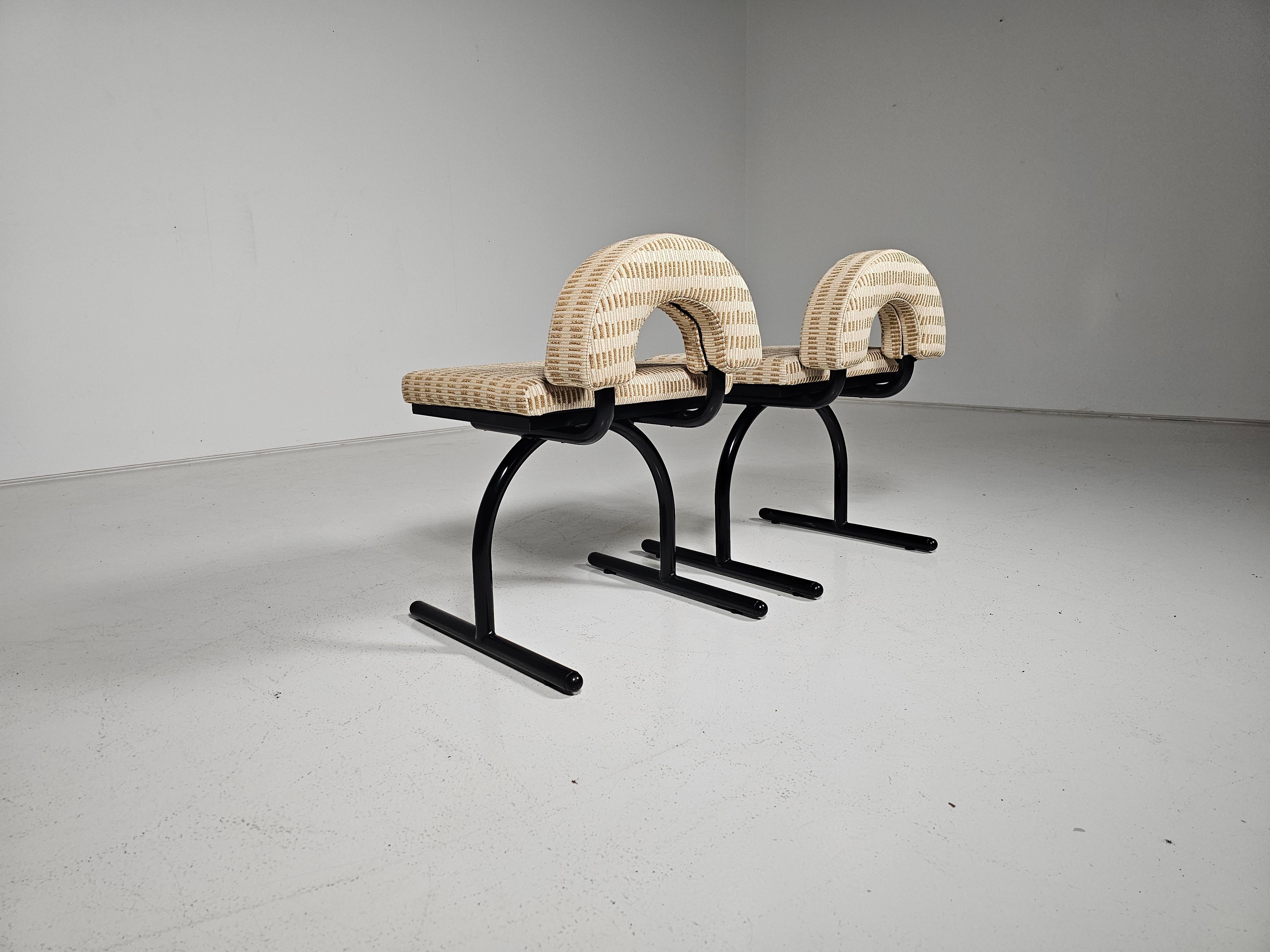 Européen Ensemble de 2 chaises de style Memphis attribuées à Saporiti, Italie  1980s en vente