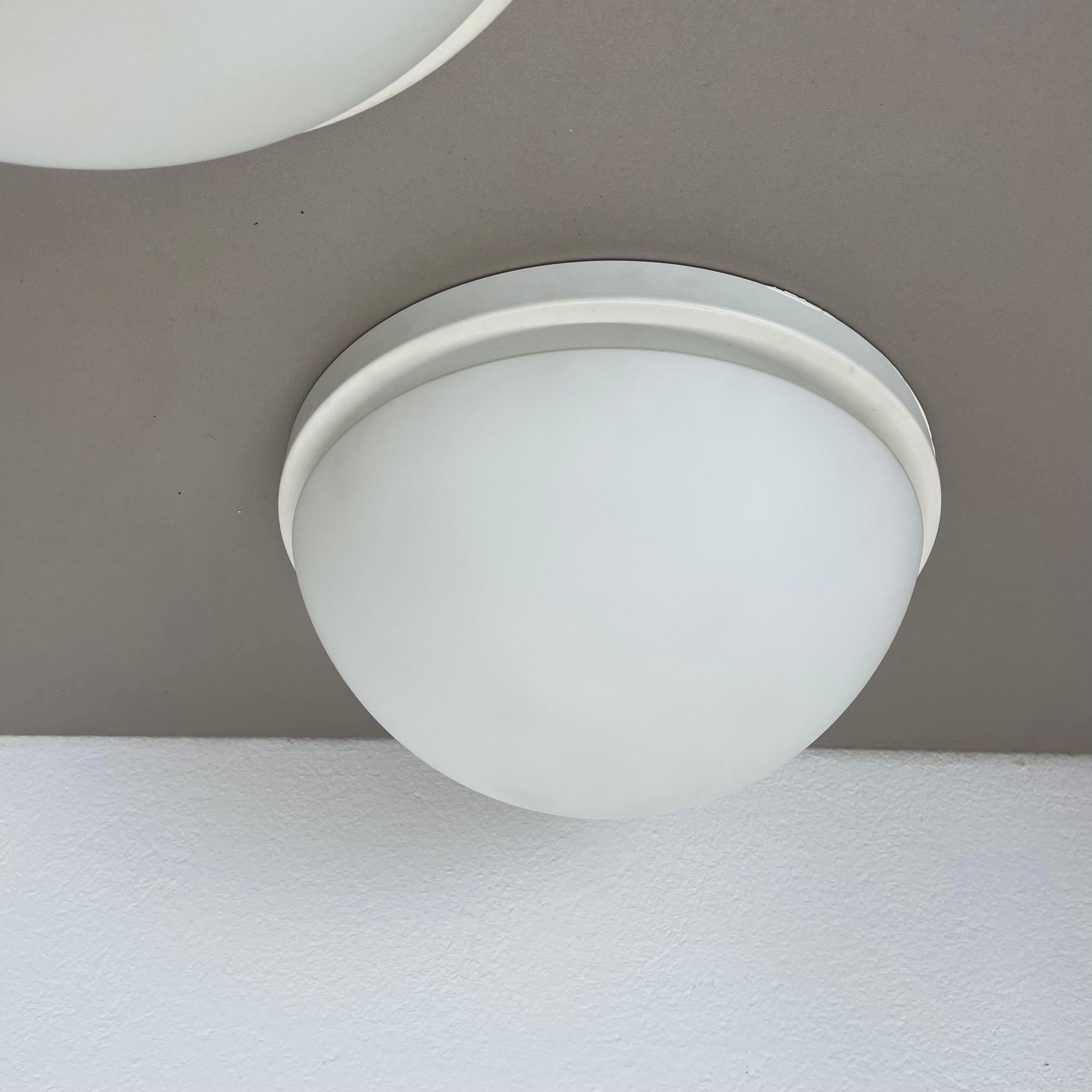 20ième siècle Ensemble de 2 Lights en métal et verre pour plafond mural par Glashütte Limburg, Allemagne, 1980 en vente