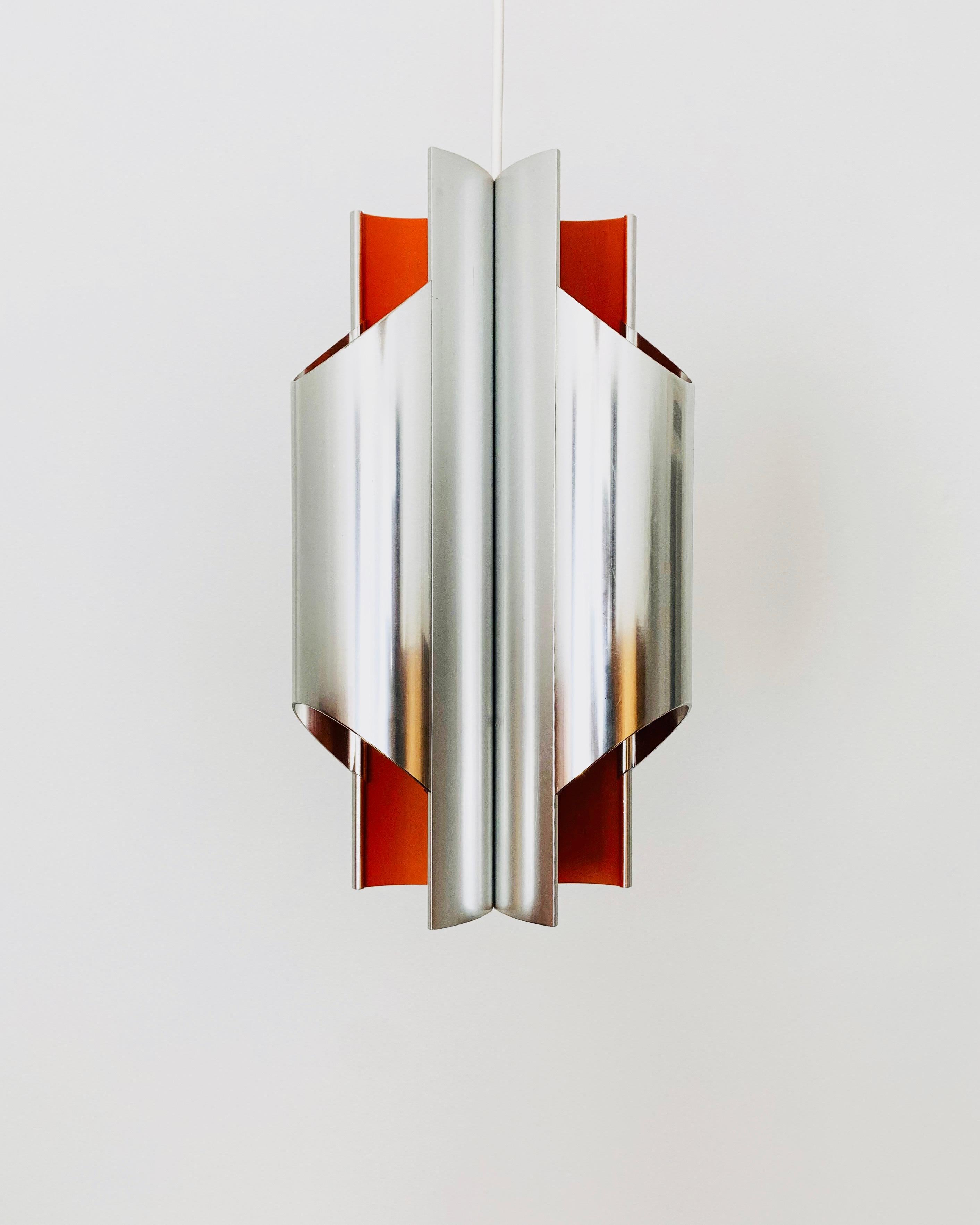 Bellissime e rare lampade a sospensione danesi degli anni '60.
Il design e l'aspetto della lampada sono particolarmente belli.
La forma crea una luce meravigliosa.
Lavorazione di eccezionale qualità.

Design: Bent Karlby
Produttore: