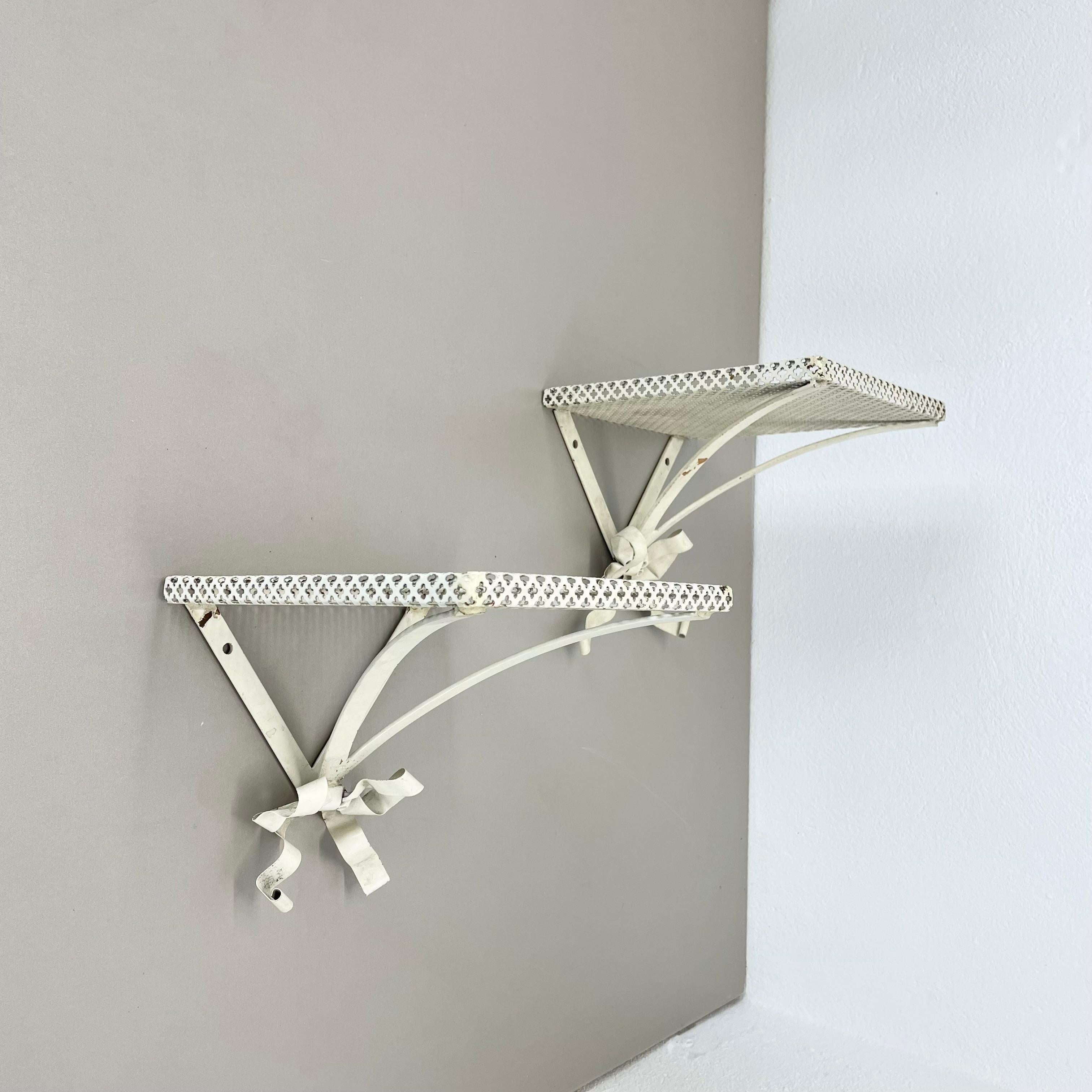 Articolo:

Set di 2 pannelli da parete


Design:

Mathieu Matégot attrib.



Origine:

Francia


Età:

1950s





Questo originale set di lavagne da parete vintage è stato prodotto negli anni '50 in Francia. È realizzato in metallo massiccio in