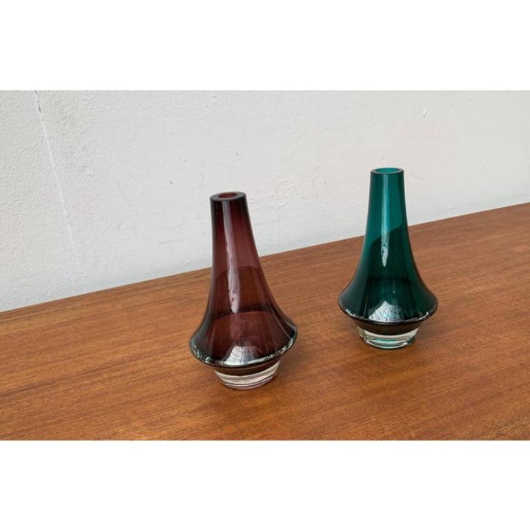 Mid-Century moderno Set di 2 vasi in vetro finlandese 1379 di Tamara Aladin per Riihimäki, risalenti alla metà del secolo scorso in vendita
