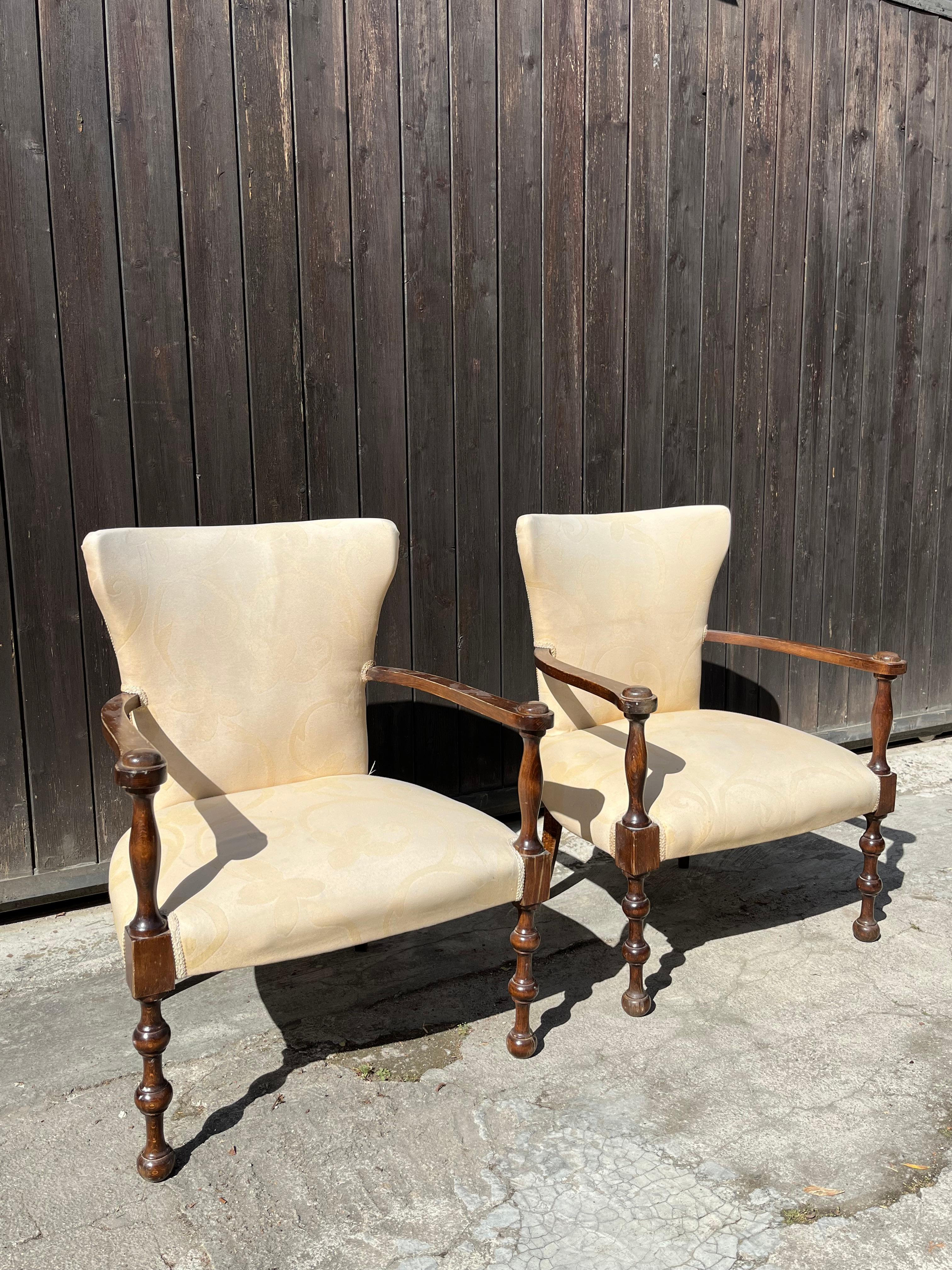 Set of 2 Mid-Century 1950s Italian armchairs, 1950s.
Intact structure, original fabric covering with signs of aging.
