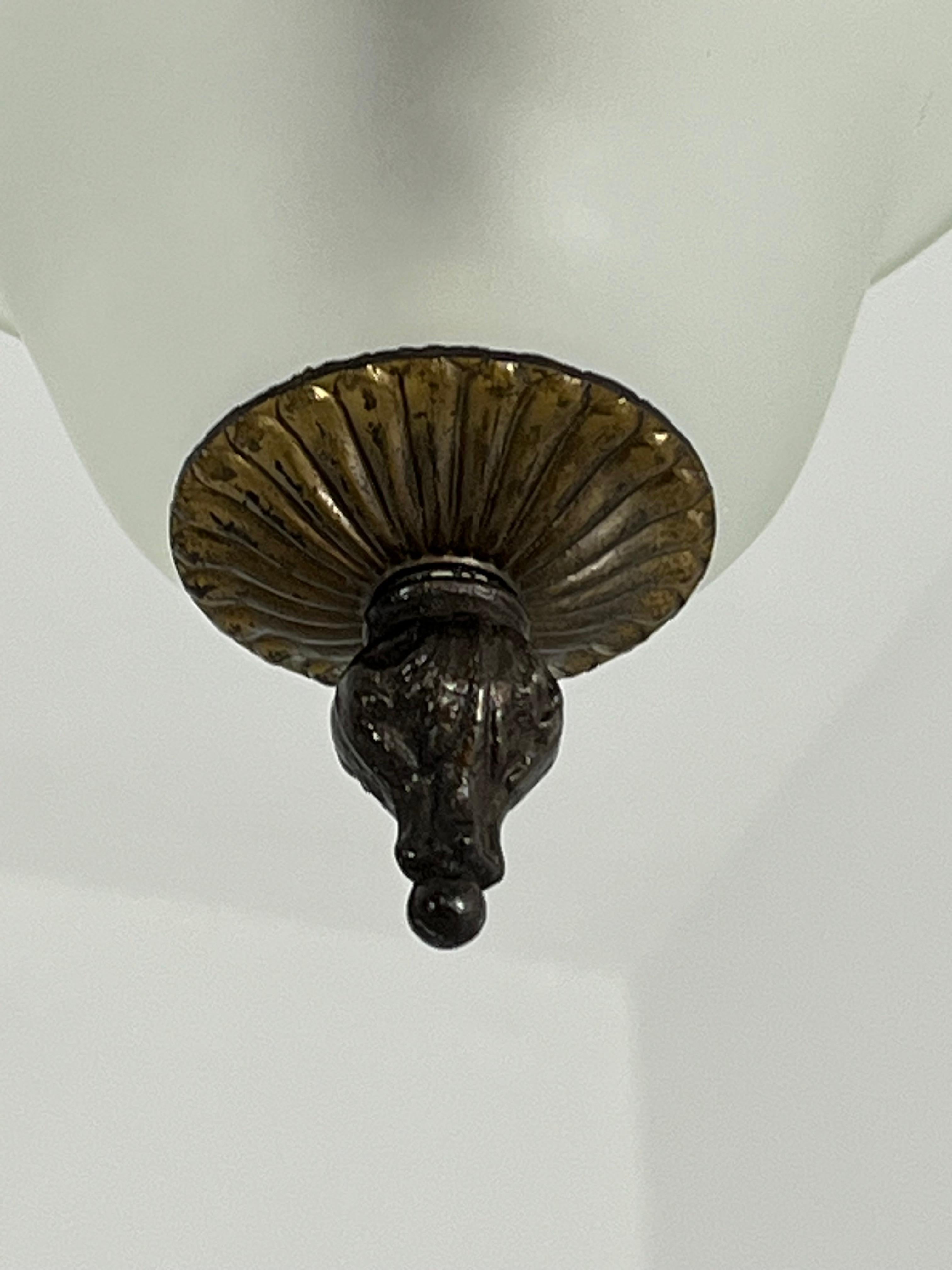 Metà XX secolo Set di 2 lampade a sospensione a 2 luci del Medioevo attribuite a Luigi Caccia Dominioni in vendita