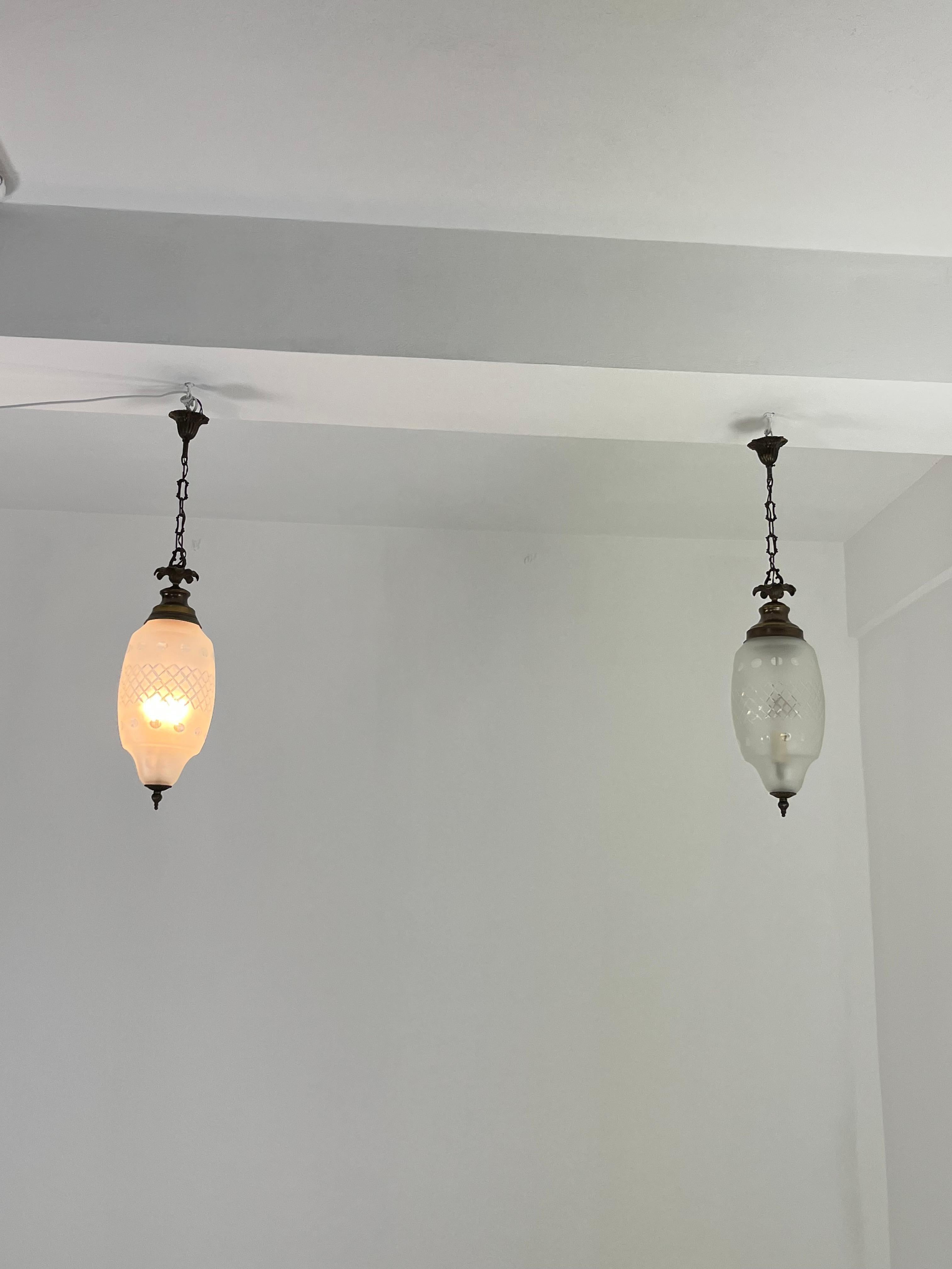 Metallo Set di 2 lampade a sospensione a 2 luci del Medioevo attribuite a Luigi Caccia Dominioni in vendita