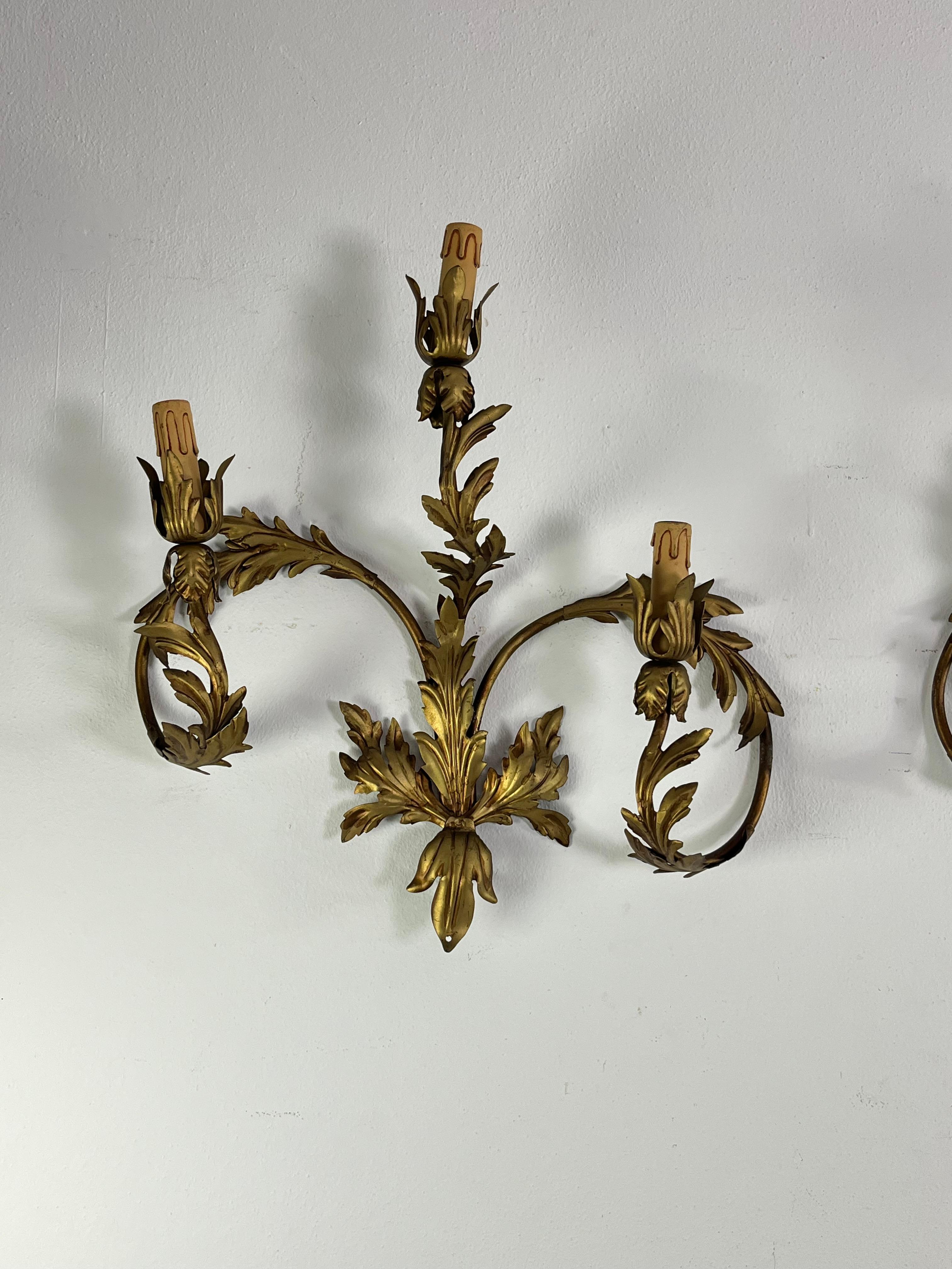 Juego de 2 lámparas de pared de hierro forjado de 3 luces de mediados de siglo, años 60 Italiano en venta