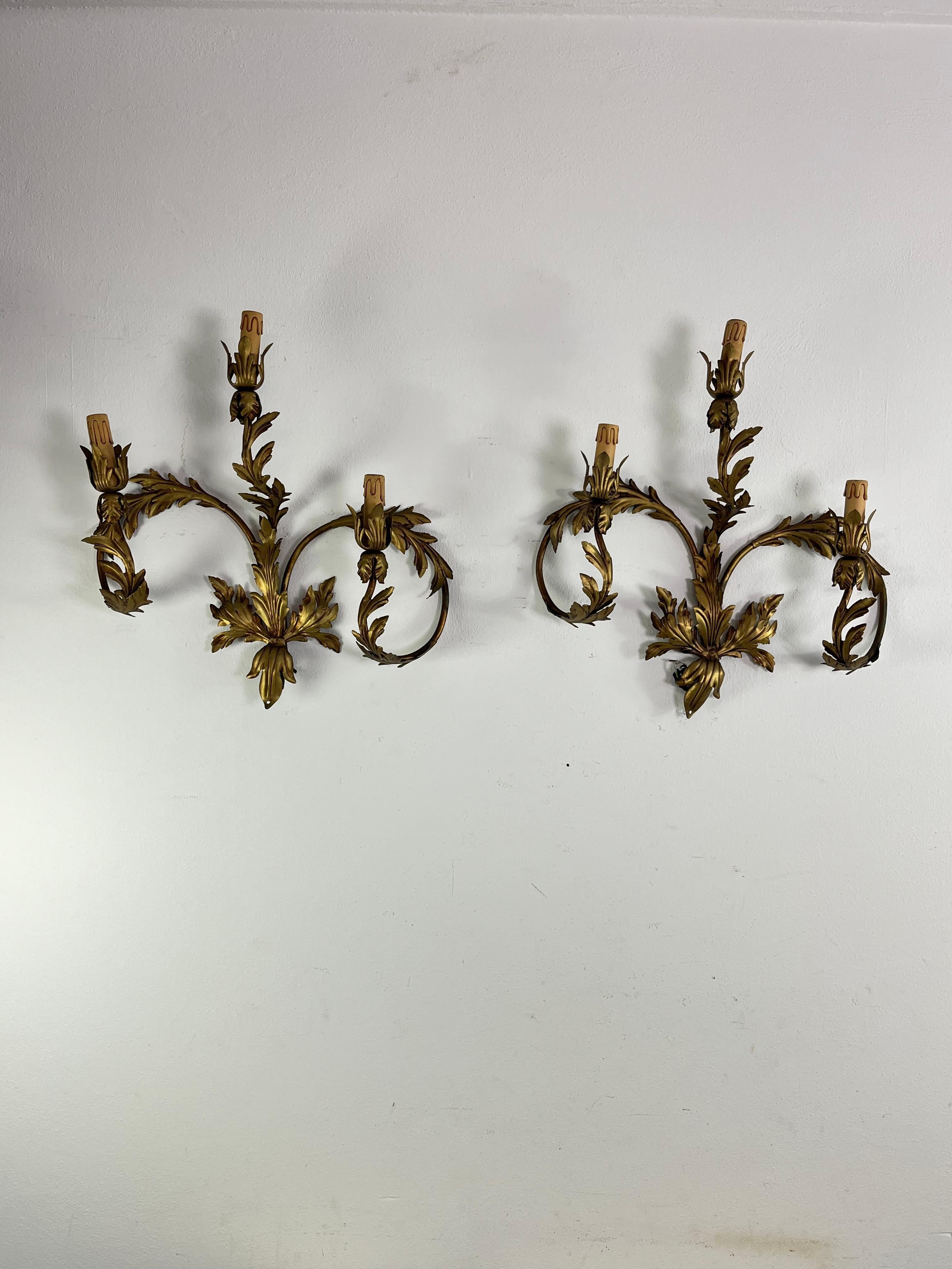 Juego de 2 lámparas de pared de hierro forjado de 3 luces de mediados de siglo, años 60 en Bueno estado para la venta en Palermo, IT