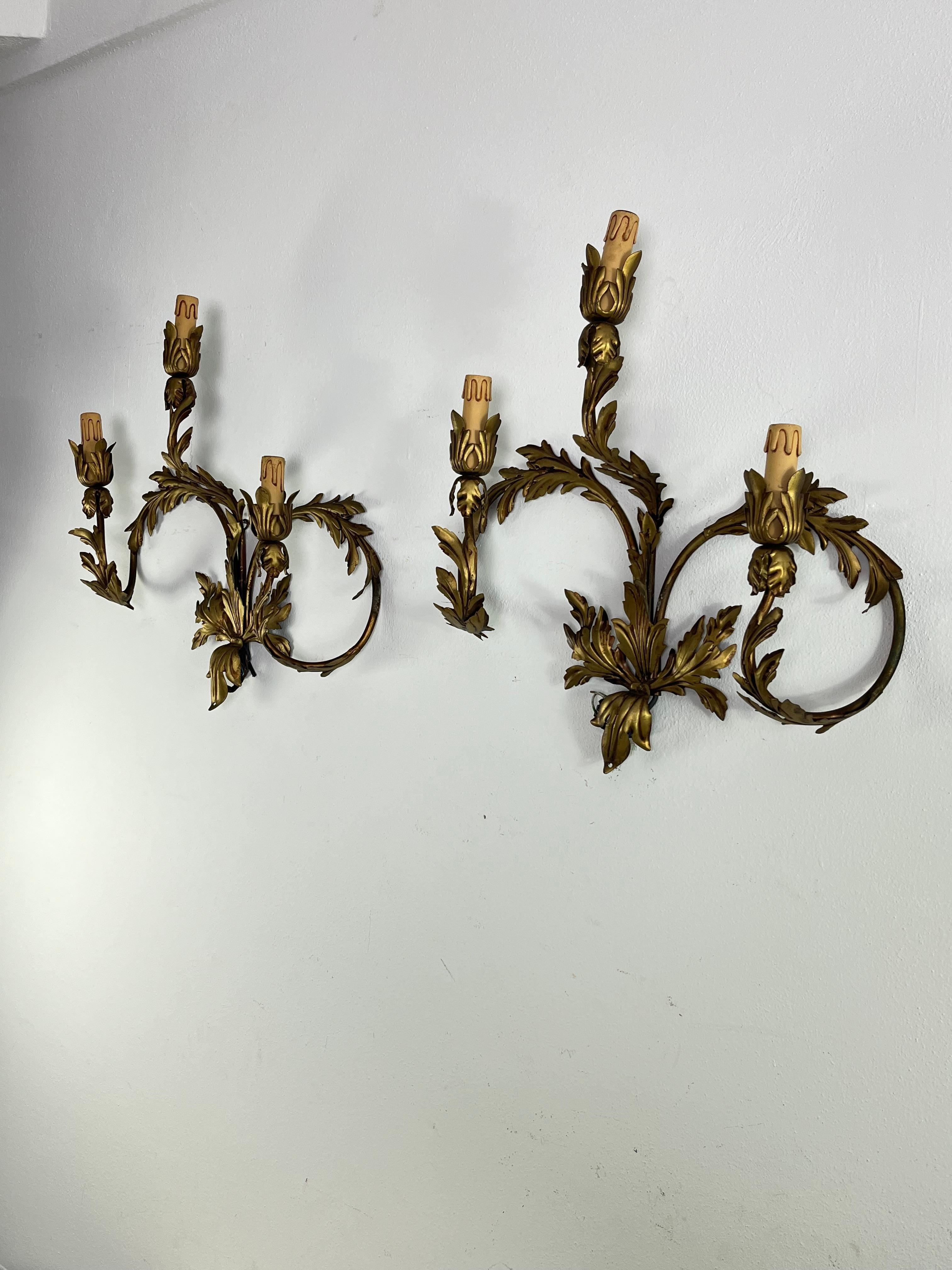Juego de 2 lámparas de pared de hierro forjado de 3 luces de mediados de siglo, años 60 mediados del siglo XX en venta