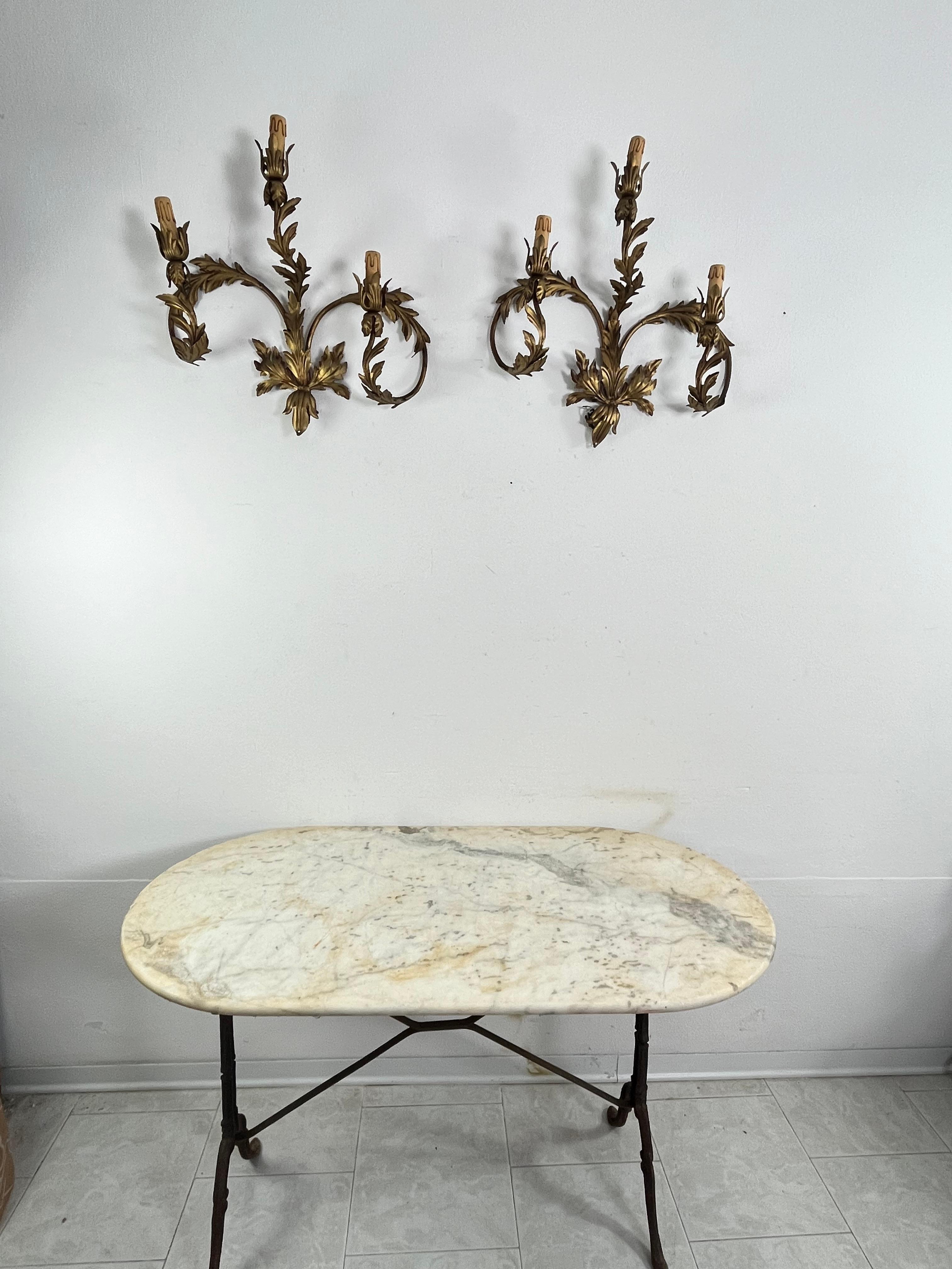 Juego de 2 lámparas de pared de hierro forjado de 3 luces de mediados de siglo, años 60 en venta 2